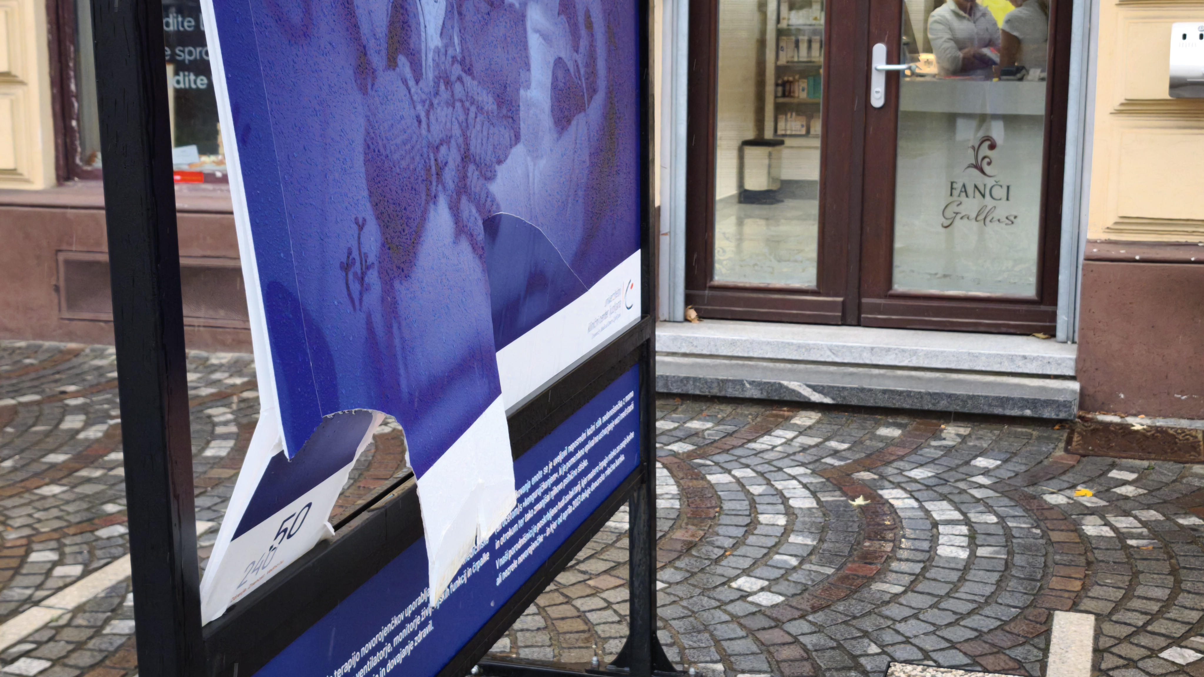 Vandalizem razstave UKC Ljubljana na Gallusovem nabrežju