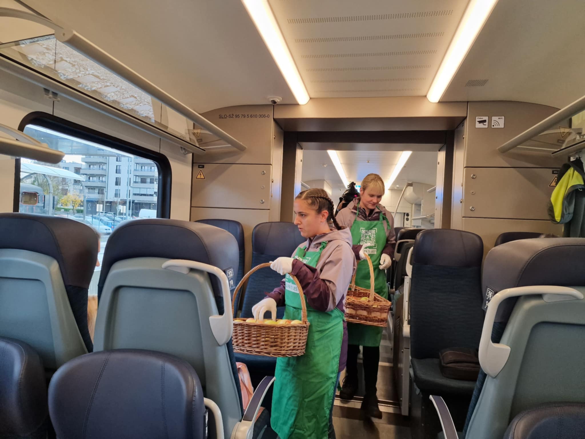 Med in jabolka na vlakih