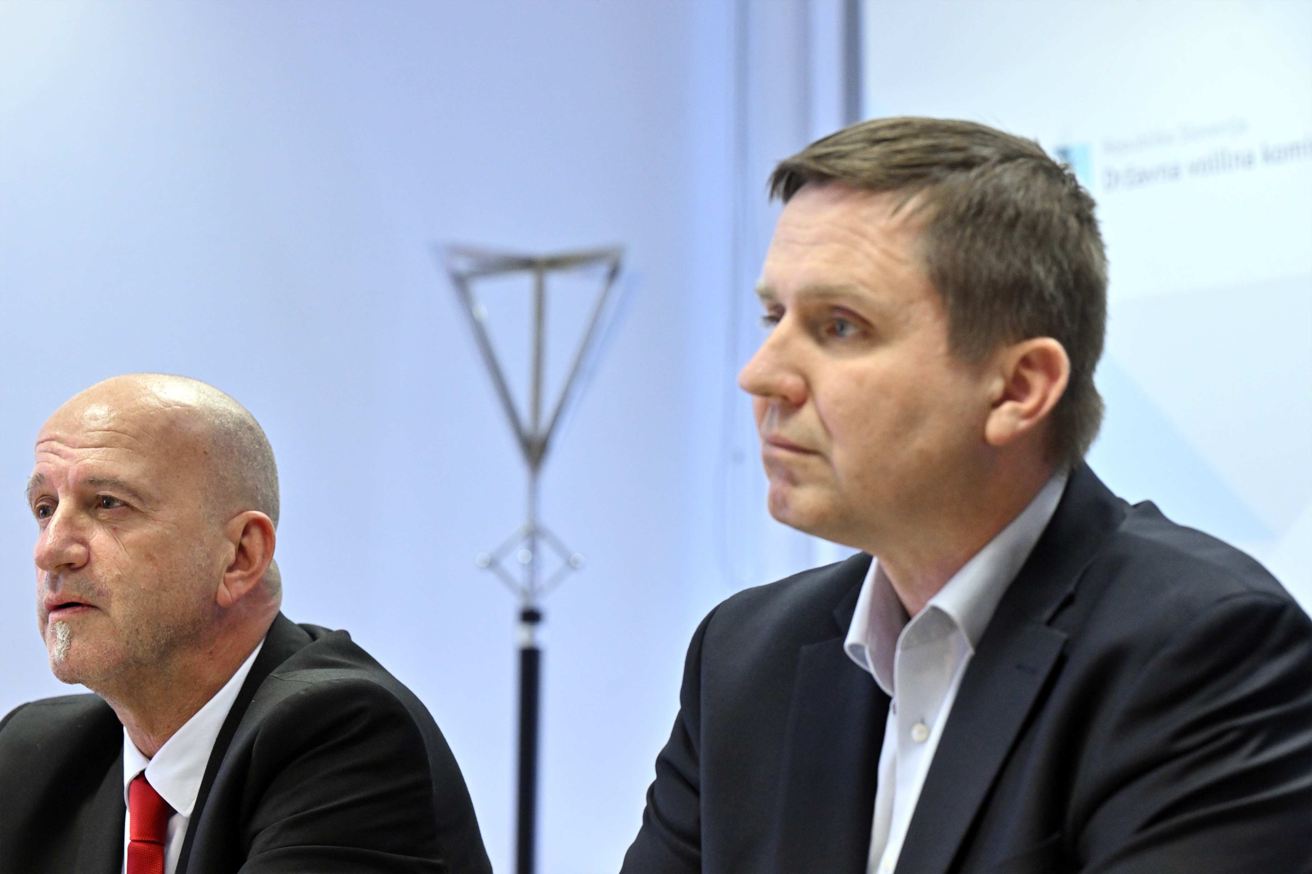 Predsednik Državne volilne komisije Peter Golob in direktor Službe Državne volilne komisije Igor Zorčič