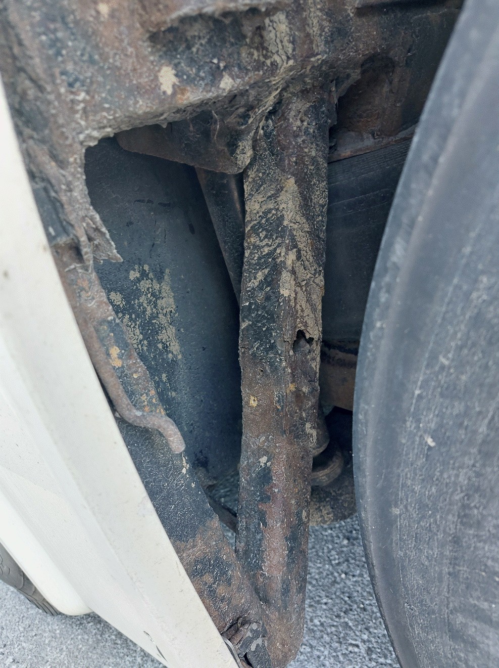 Poškodovan nosilec, ki je povezan z zračnim blažilnikom