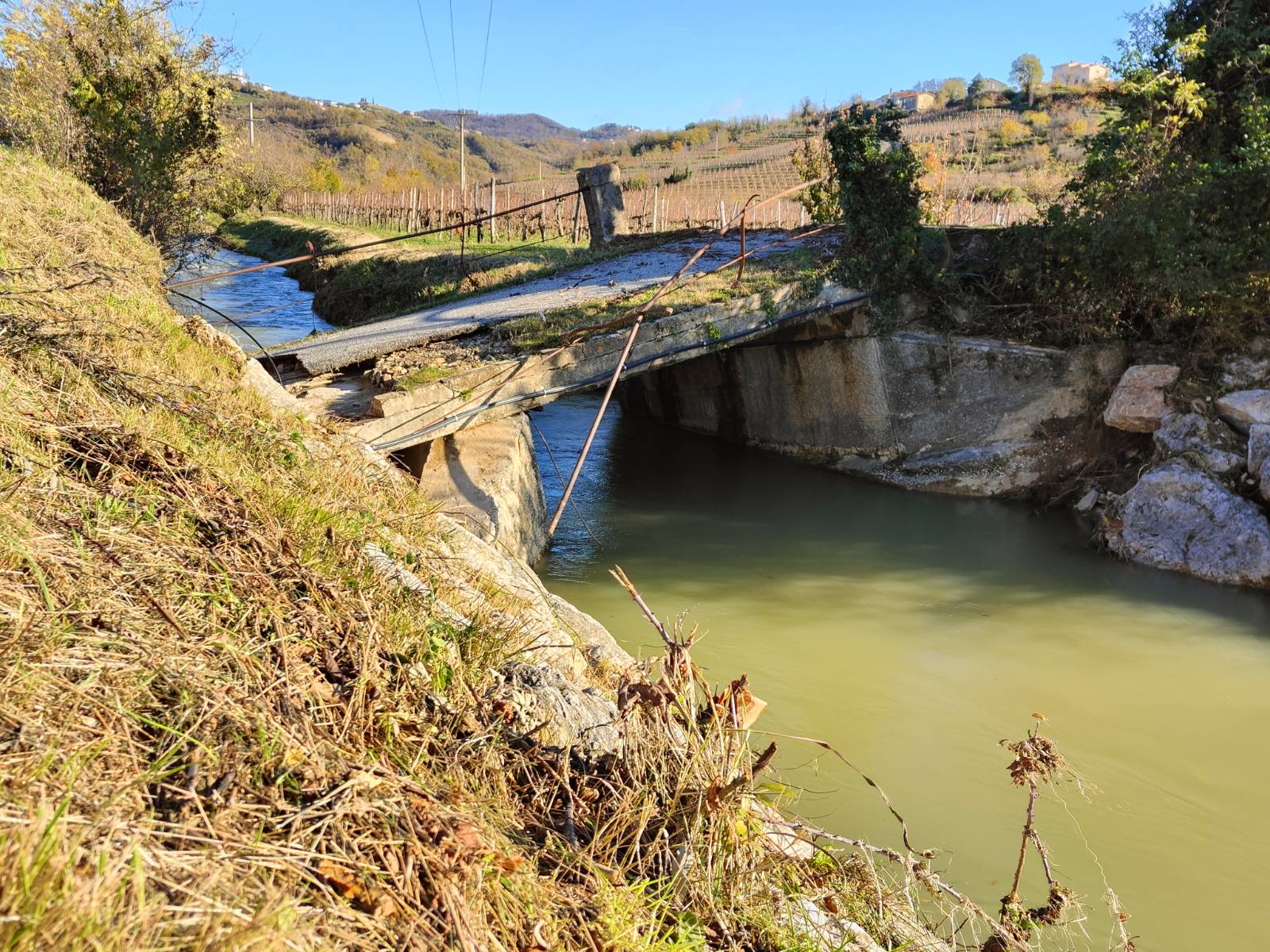 Most med Drnovkom in Vedrijanom, ki ga je podrla reka Reka.