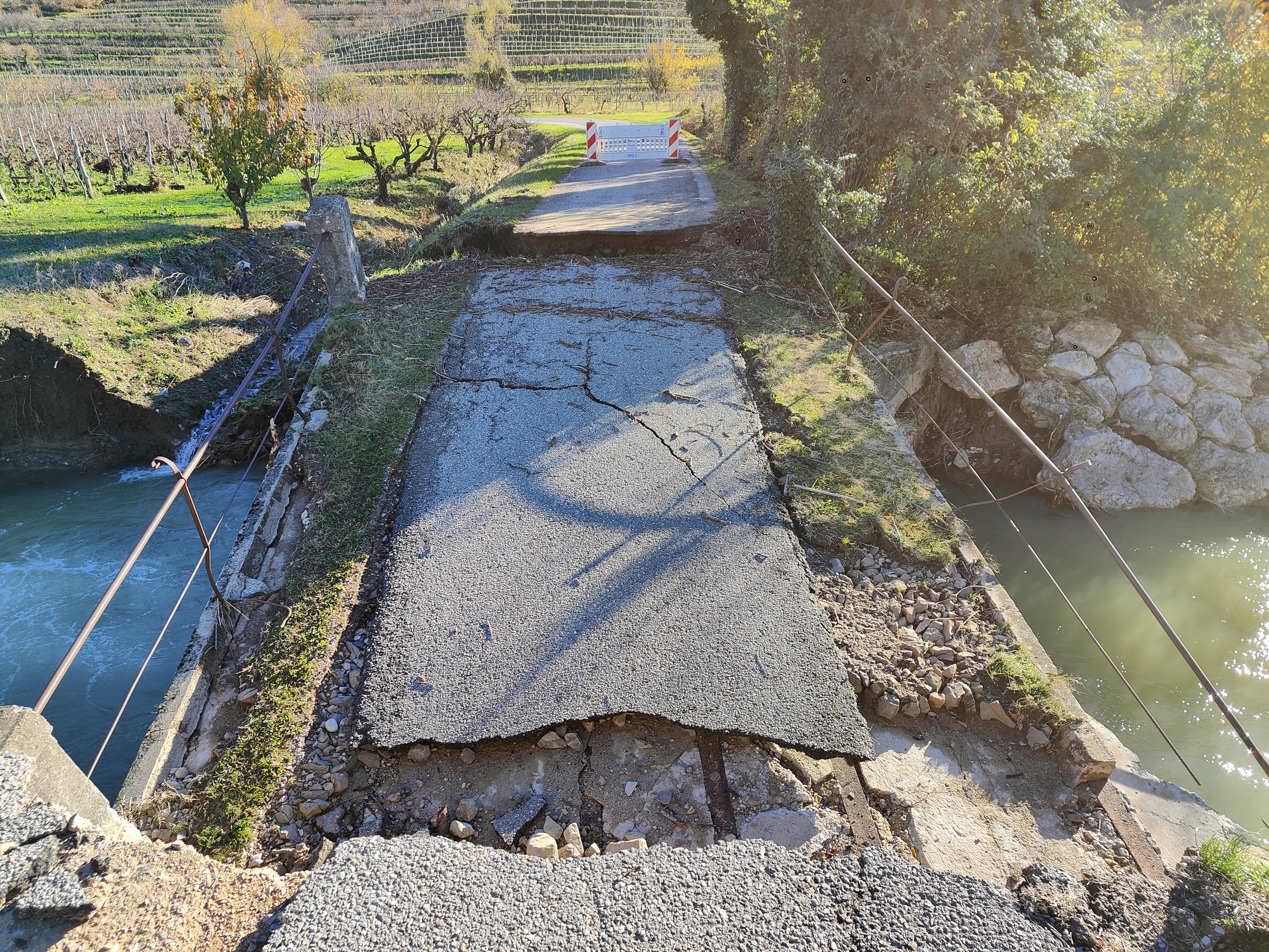 Most med Drnovkom in Vedrijanom, ki ga je podrla reka Reka
