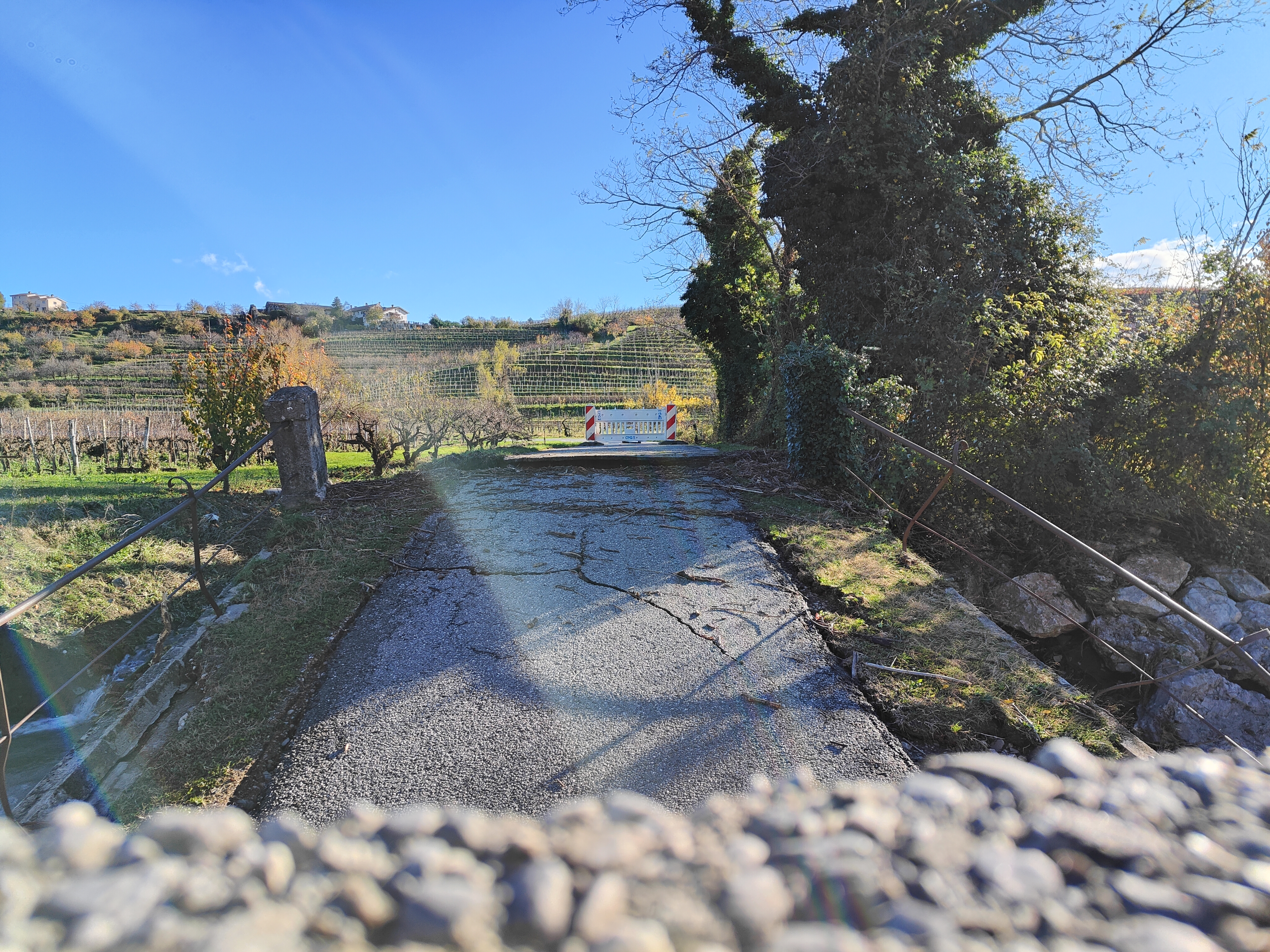 Most med Drnovkom in Vedrijanom, ki ga je podrla reka Reka