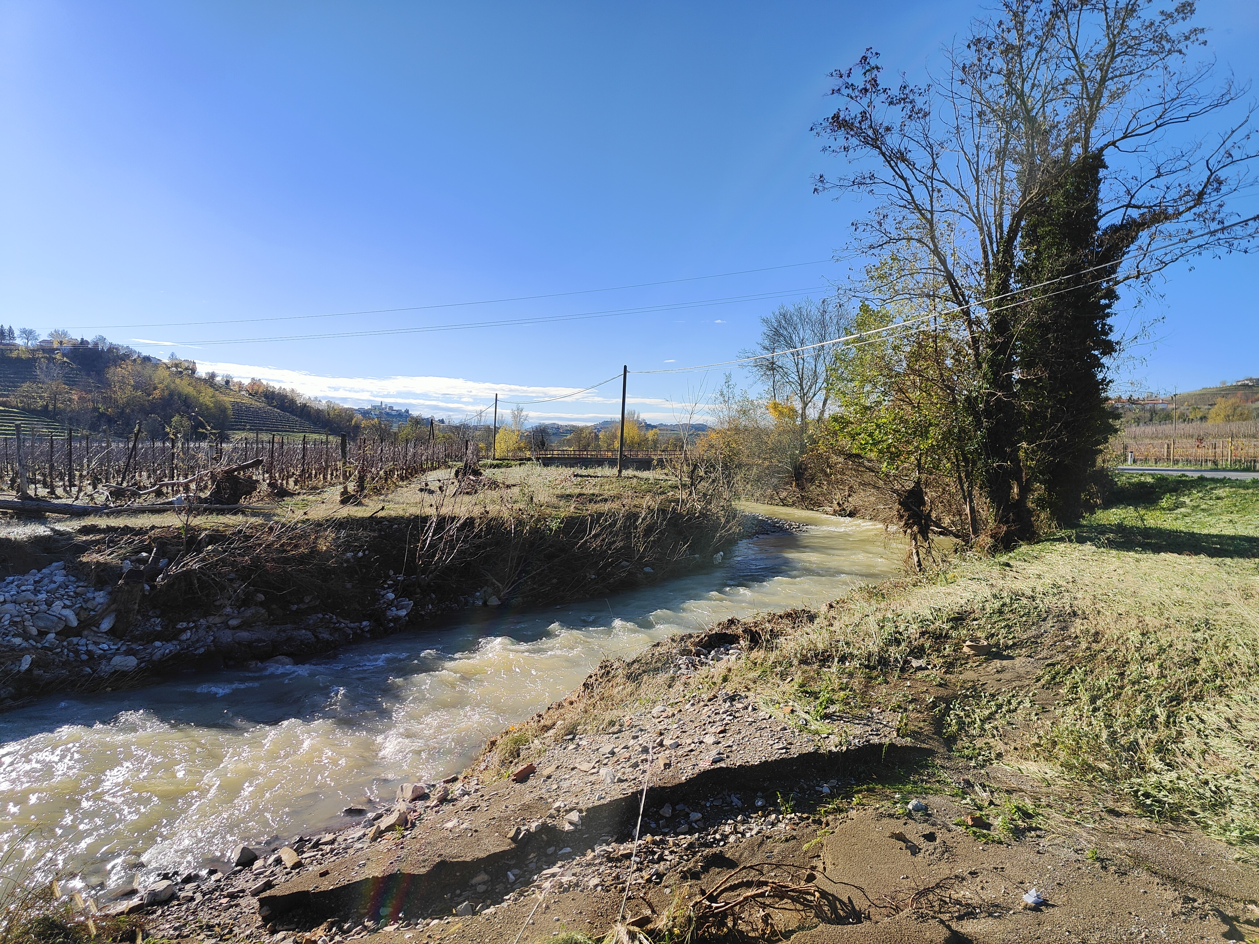 Potok Kožbanjšček in naplavine, ki jih je pustil na travniku.