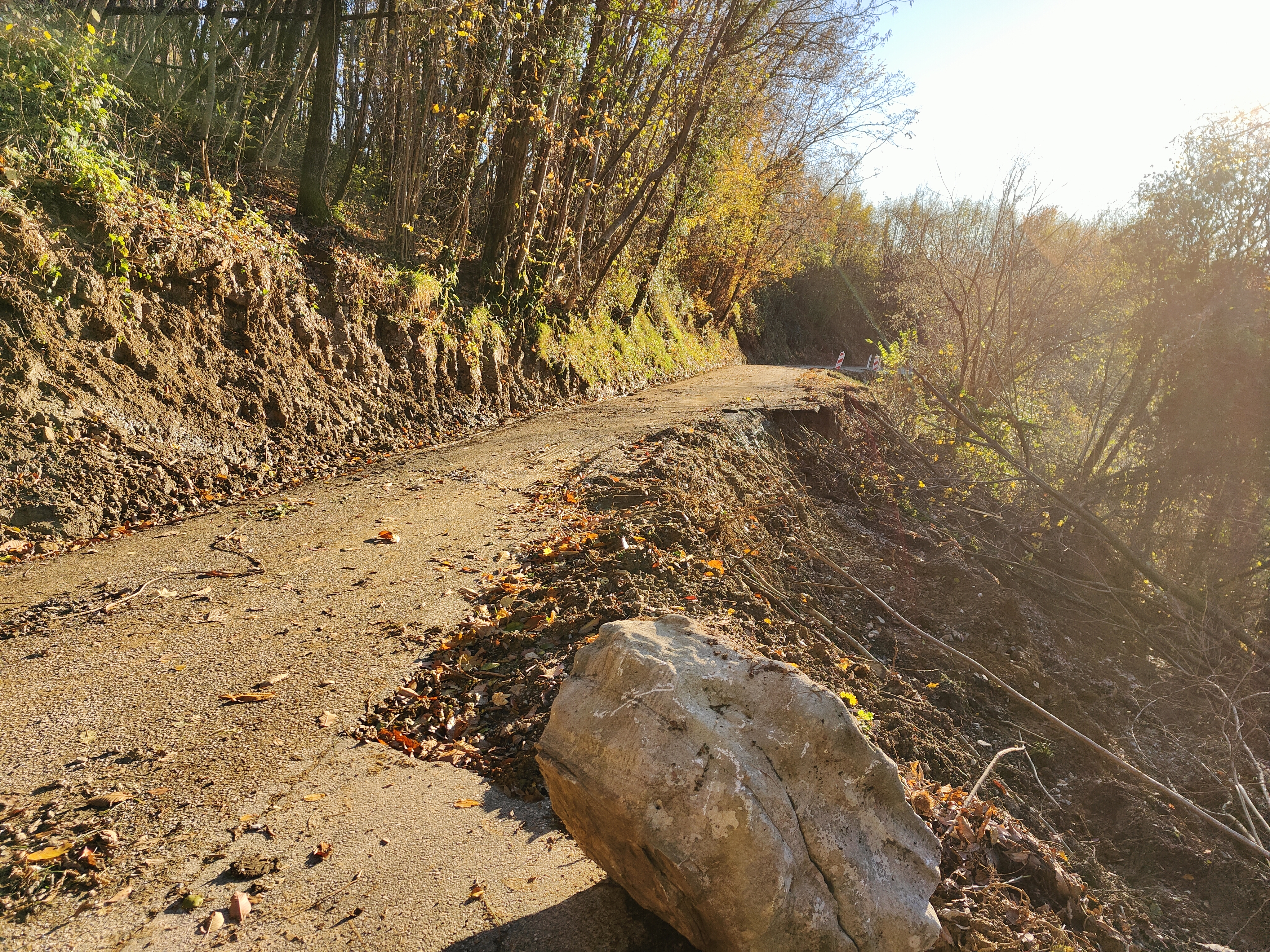 Poškodovana cesta pri Noznem