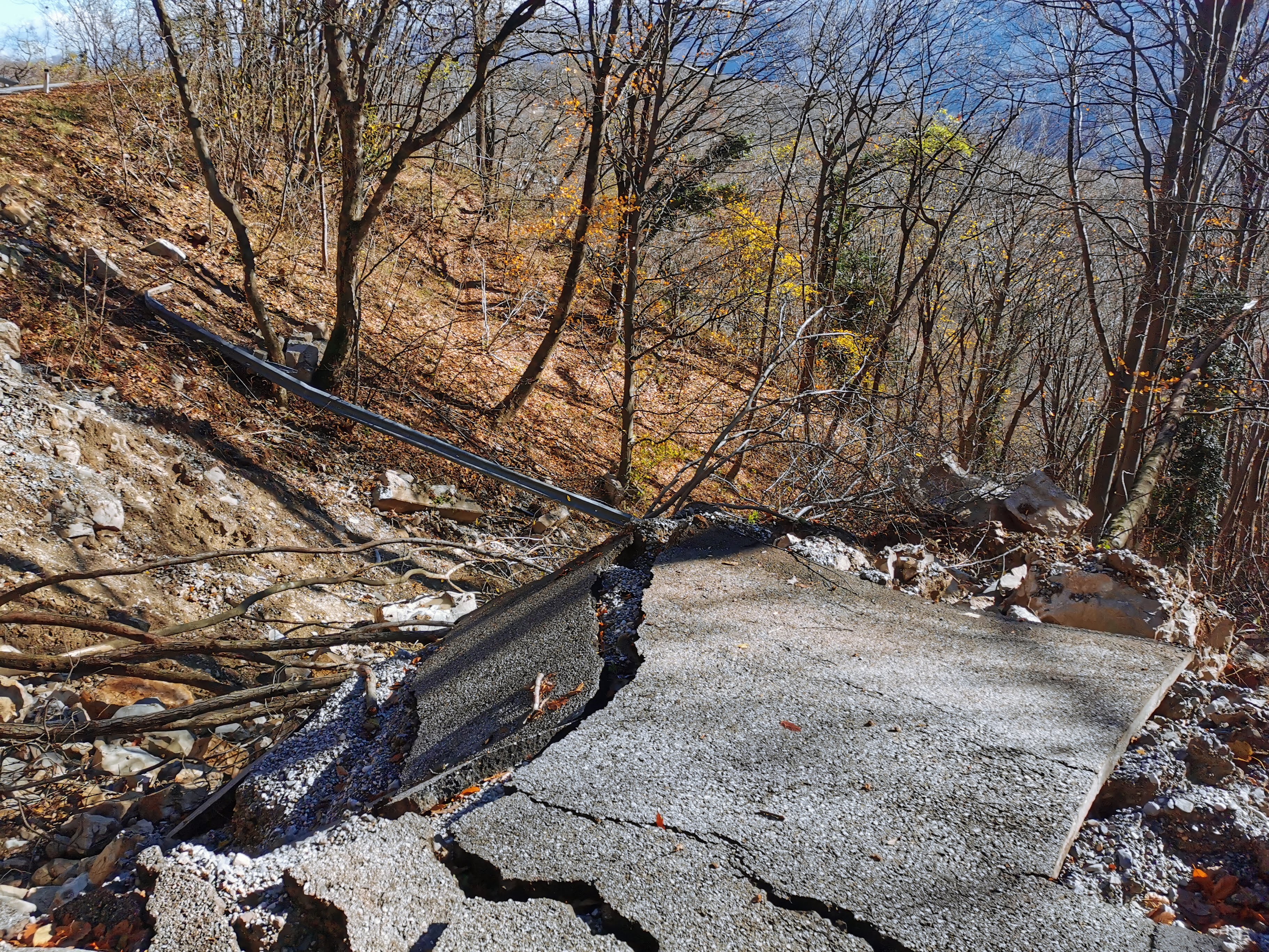 Uničena cesta Lig–Vrhovlje