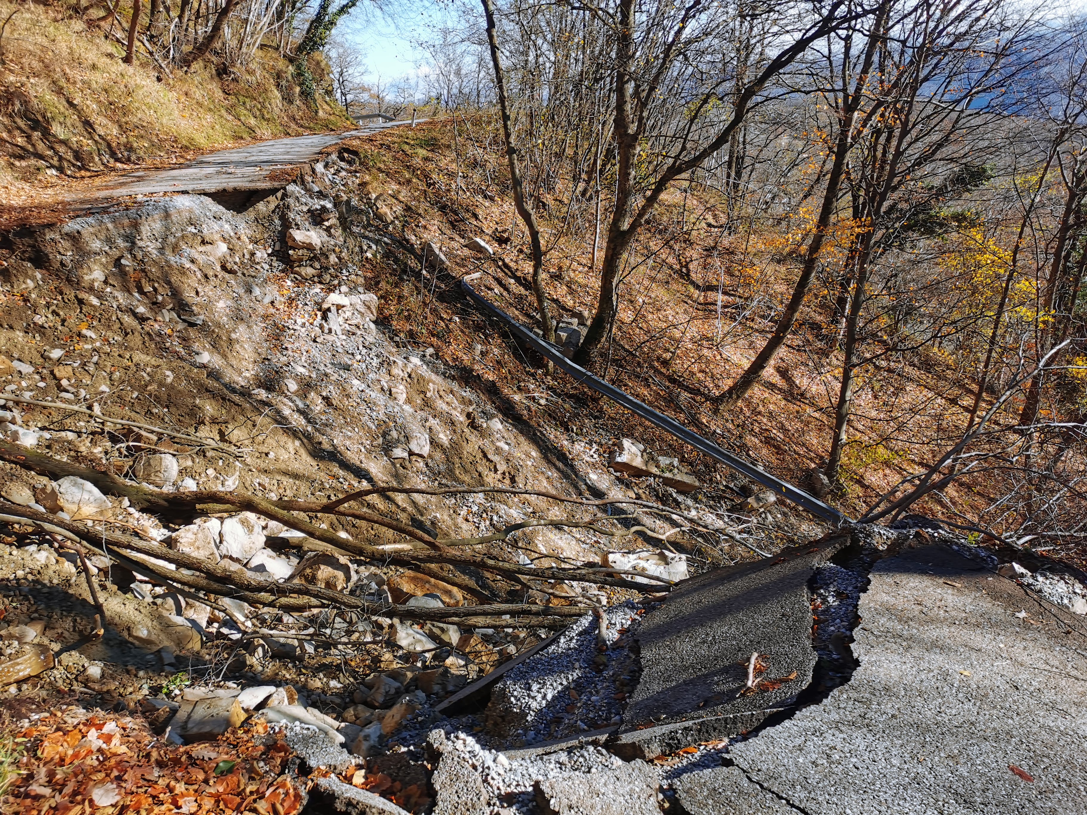 Uničena cesta Lig–Vrhovlje