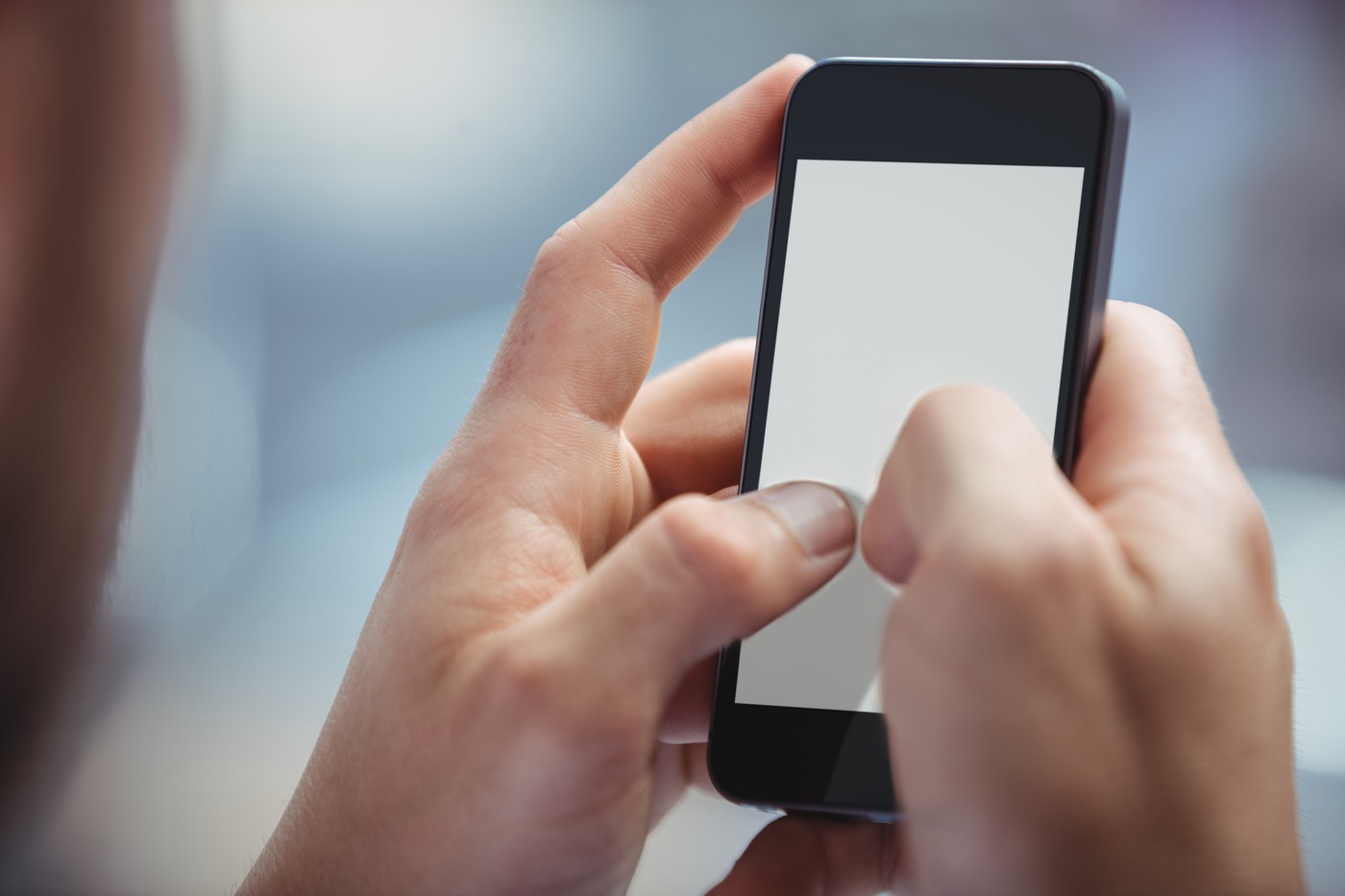 moški uporablja pametni telefon piše sporočilo brska po internetu