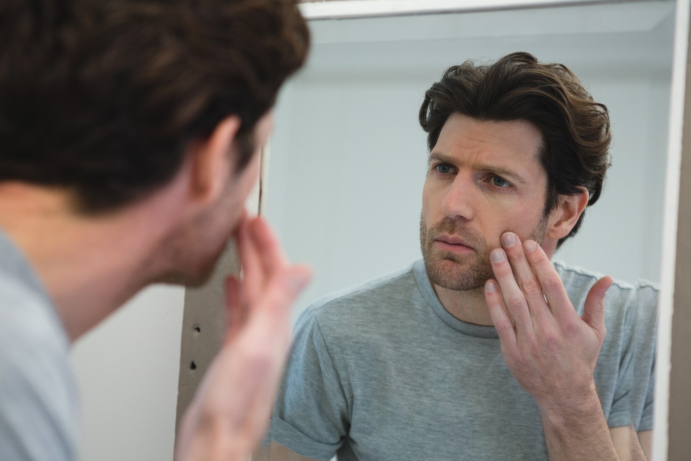 moški pred ogledalom