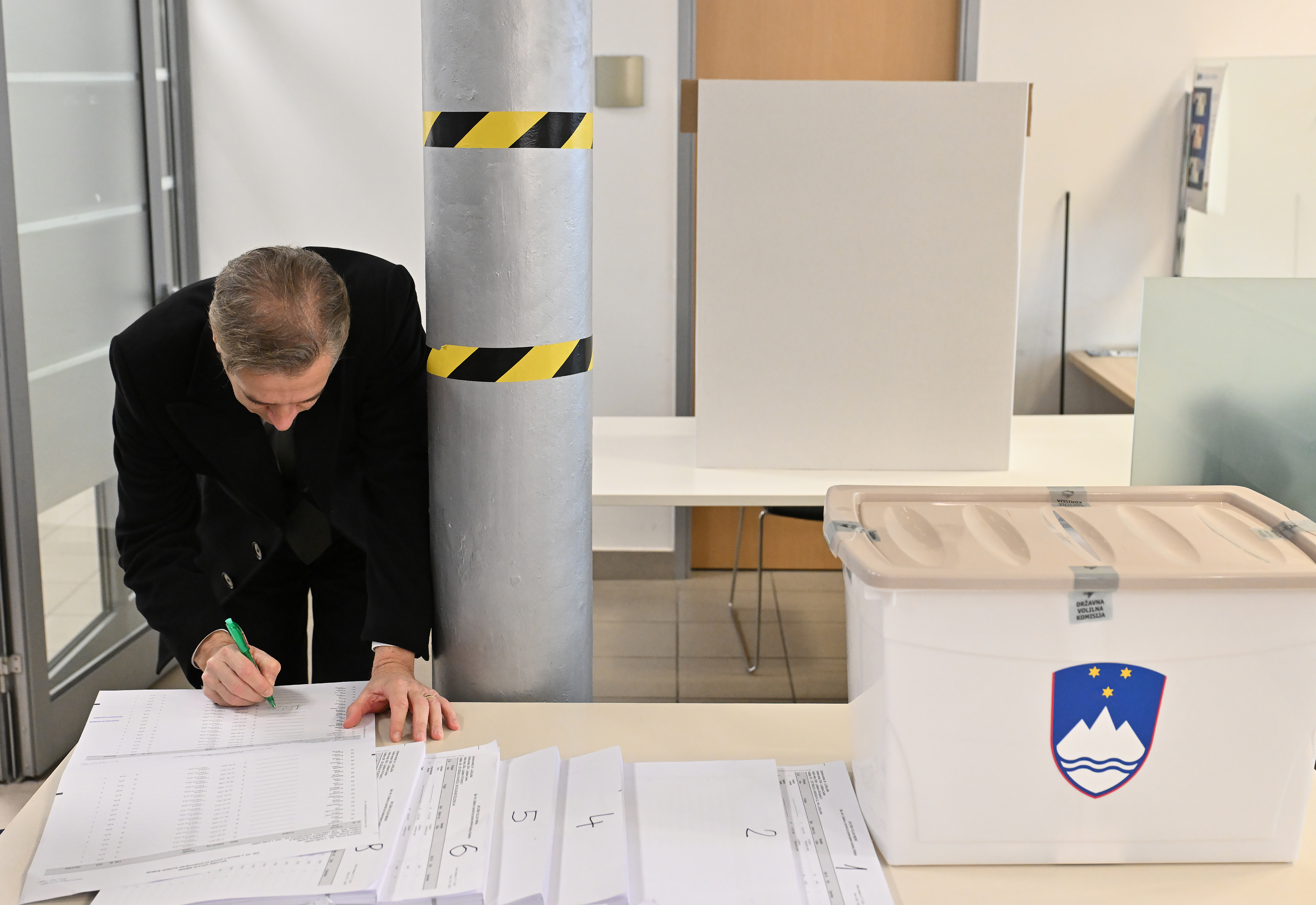 Premier Golob predčasno glasoval na referendumu o zakonu o pomoči pri prostovoljnem končanju življenja