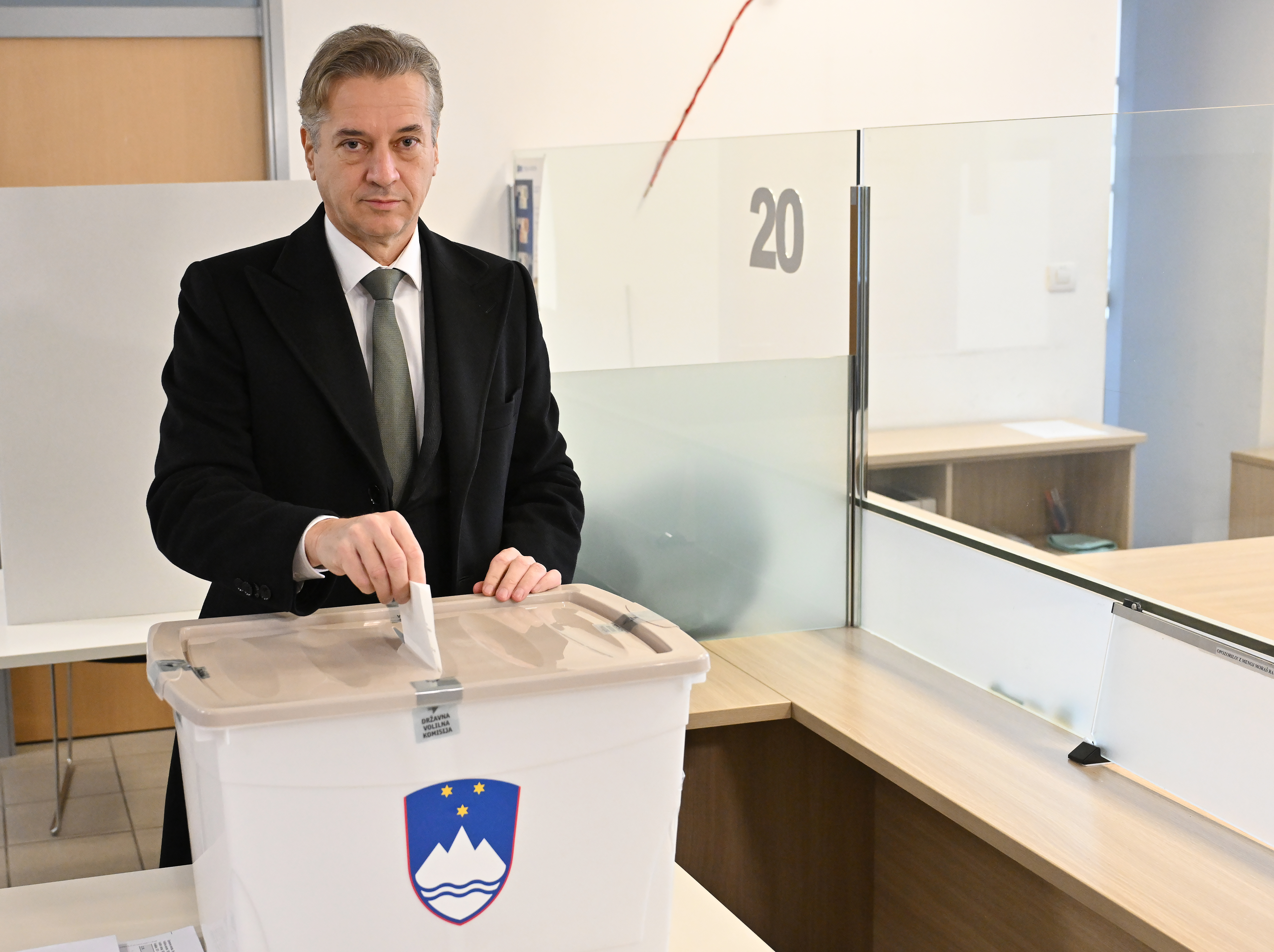 Premier Golob predčasno glasoval na referendumu o zakonu o pomoči pri prostovoljnem končanju življenja