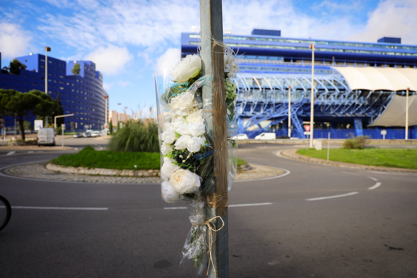 Cvetje v spomin na Mehdija Kessacija v Marseillu