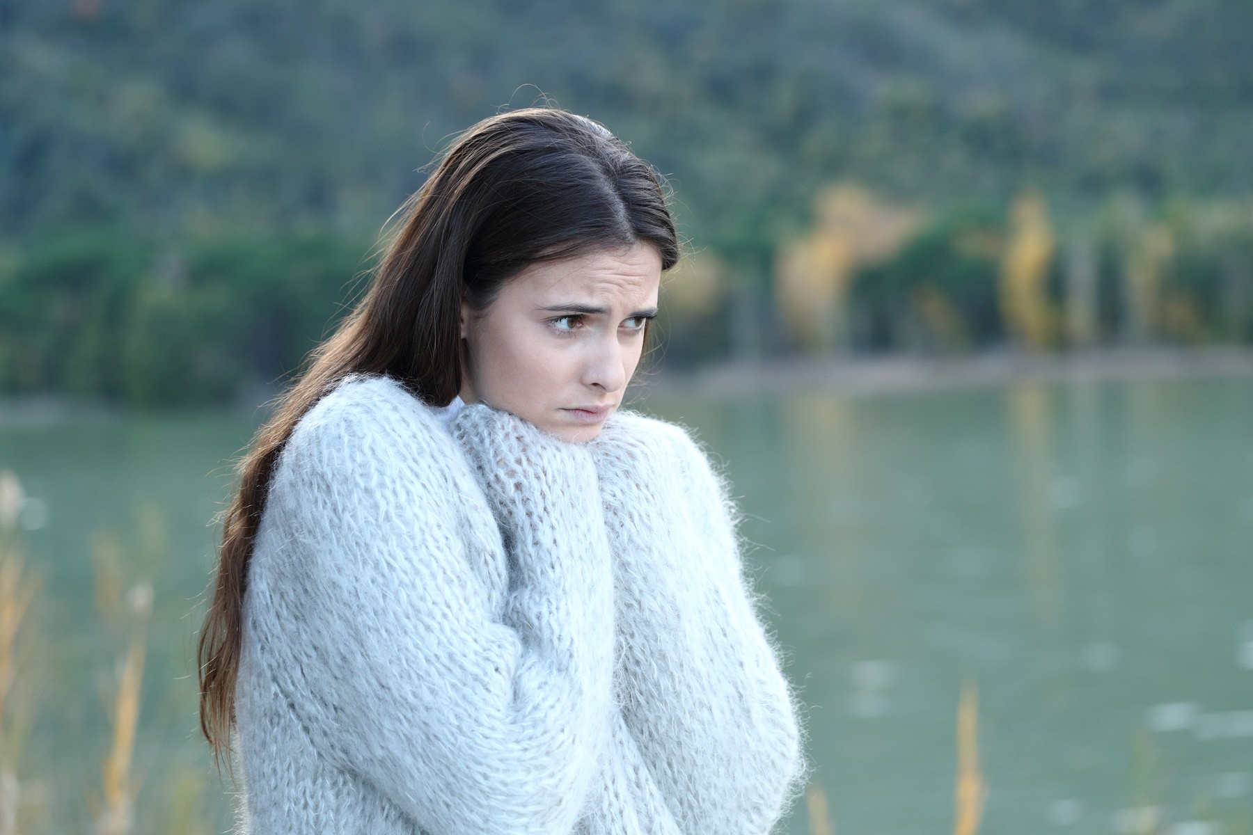 zaskrbljena ženska ob jezeru