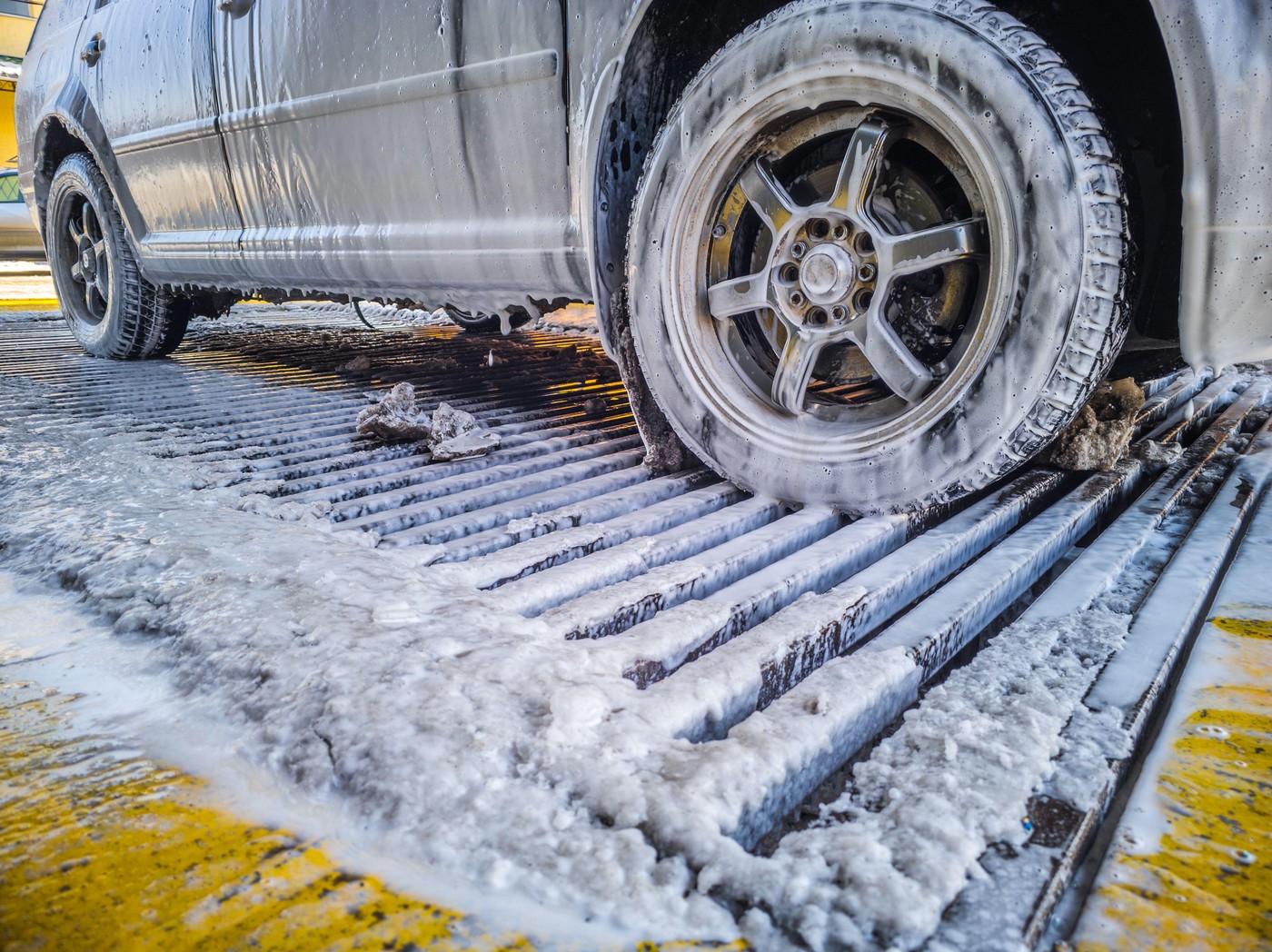 avto v samopostrežni avtopralnici pozimi