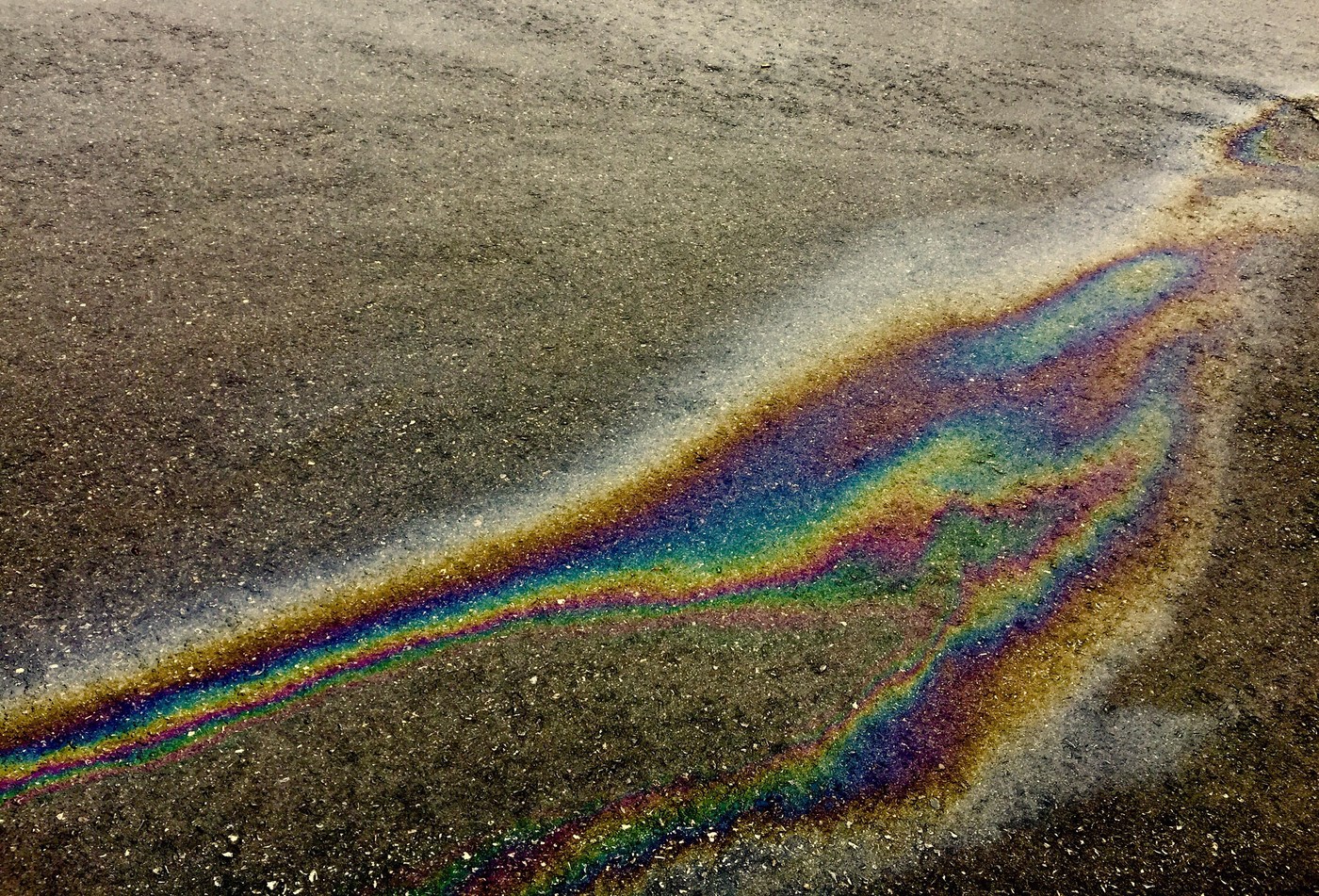 Razlito olje na cesti