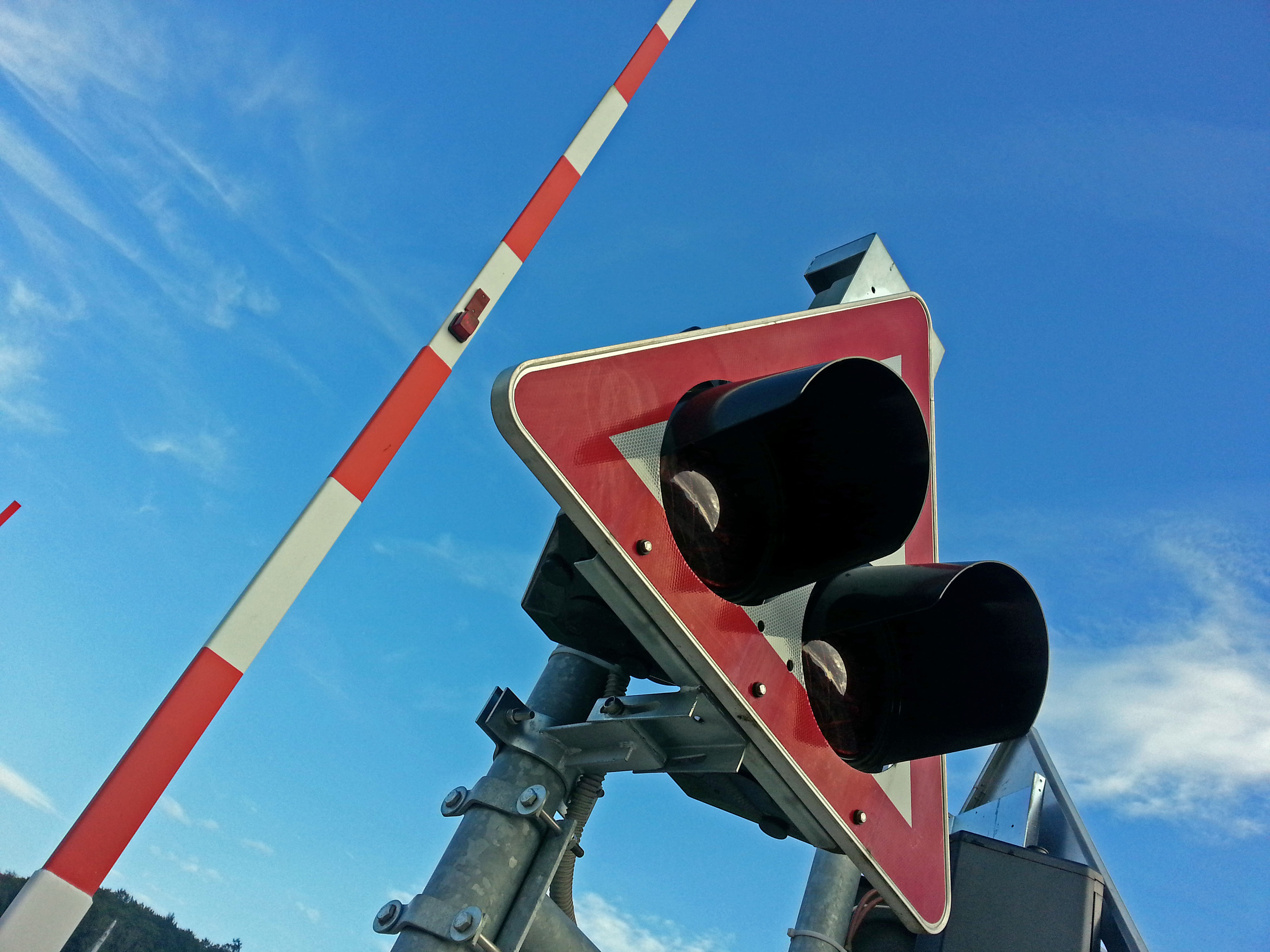 Železniški prehod z zapornicami