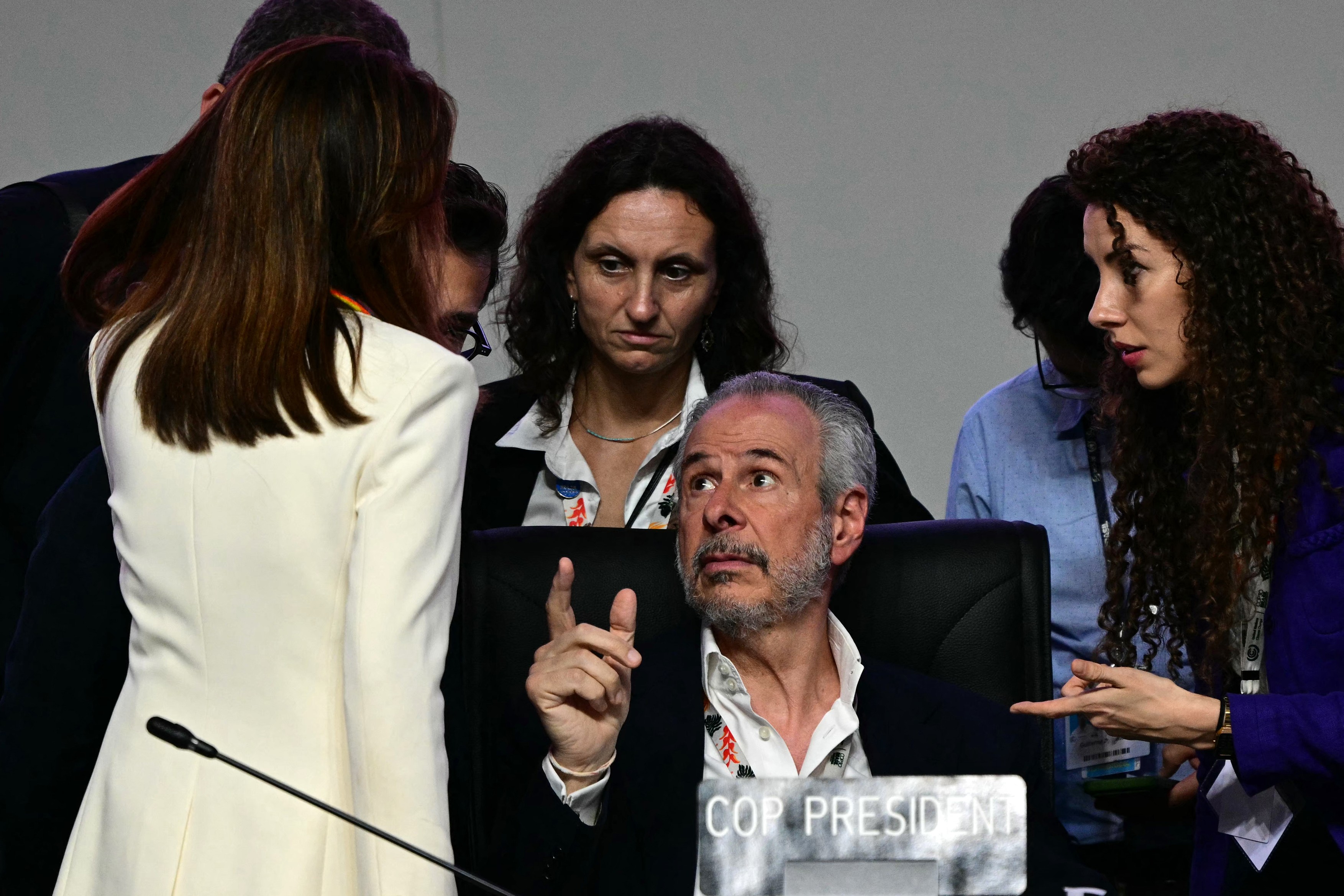 COP30 President Andre Correa do Lago (C) talks to COP30 CEO Ana Toni (L)