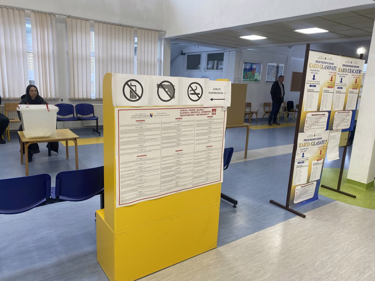 V Republiki Srbski volijo naslednika Dodika, a volitve ponekod ovira obilni sneg