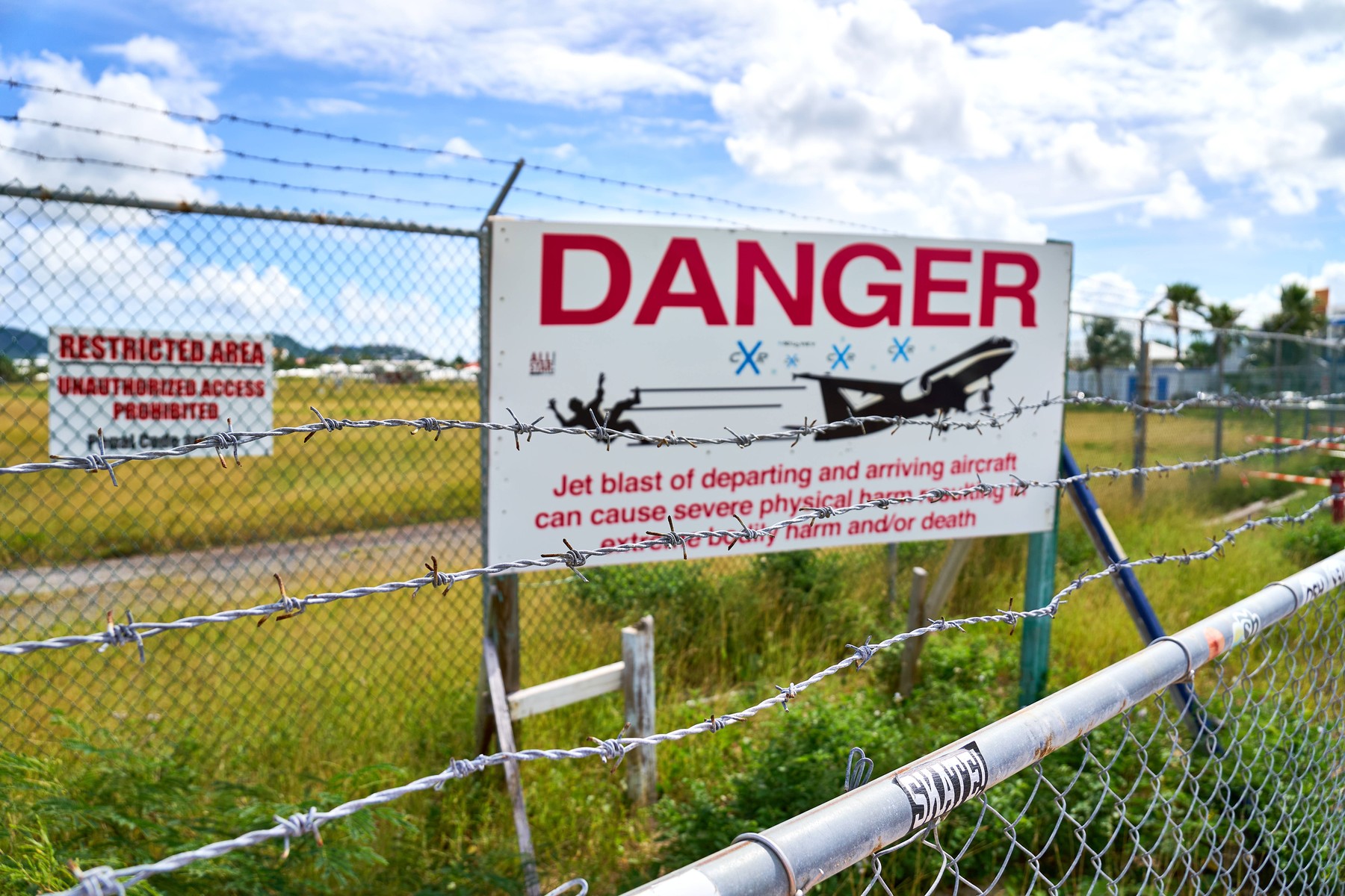 Opozorilni znak na plaži Maho