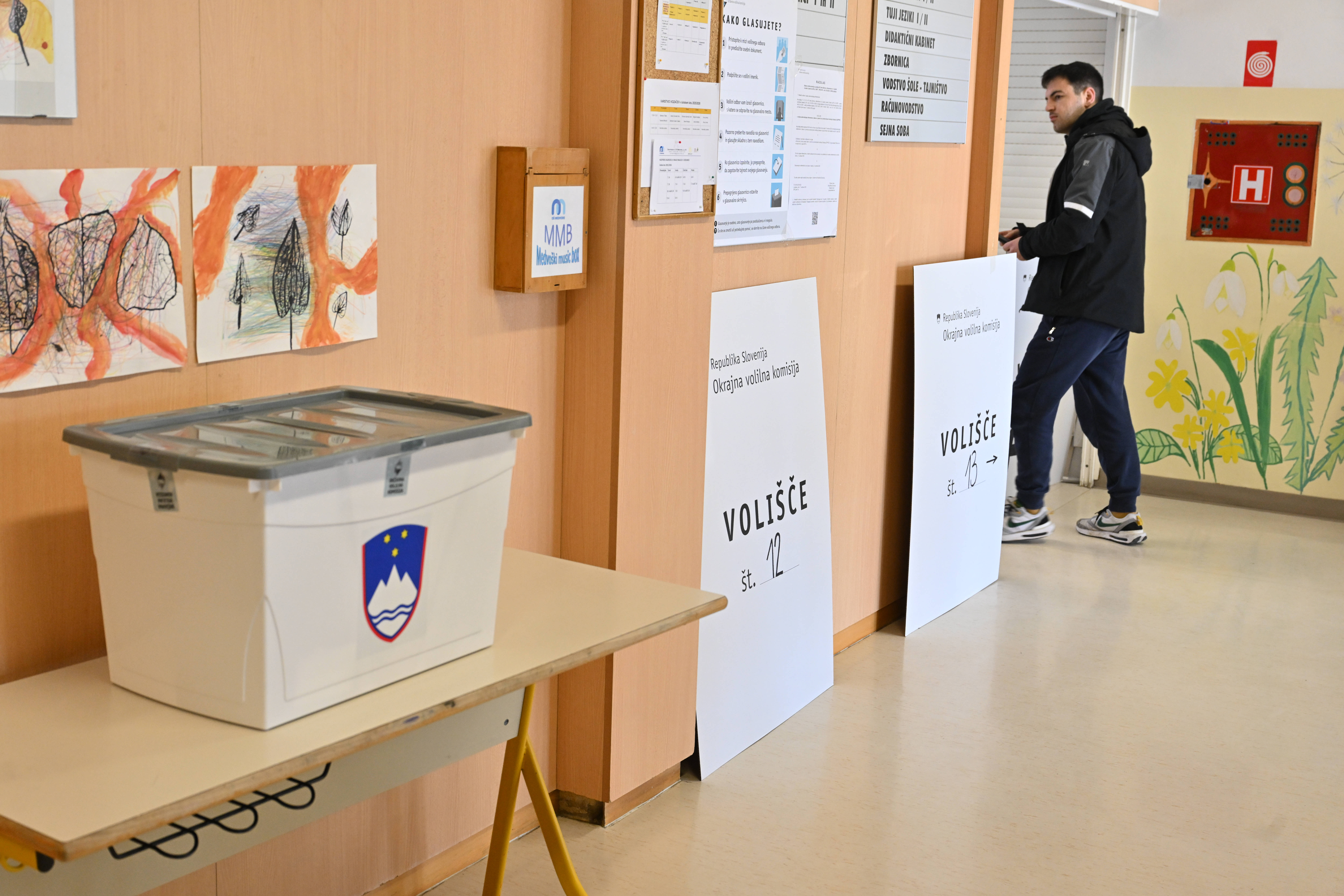 Ljudje oddajajo glas na referendumu o zakonu o pomoči pri prostovoljnem končanju življenja.