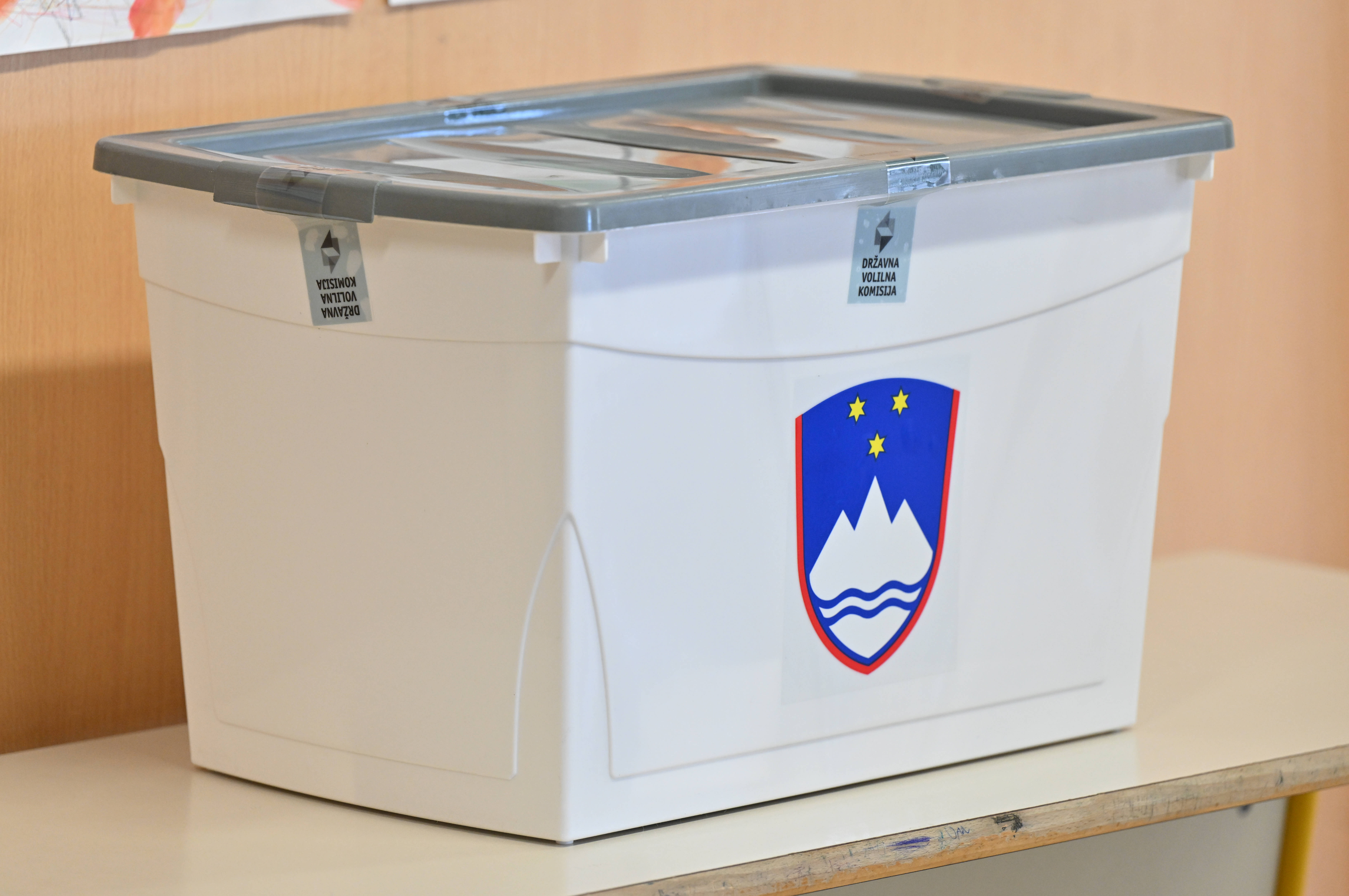 Ljudje oddajajo glas na referendumu o zakonu o pomoči pri prostovoljnem končanju življenja.