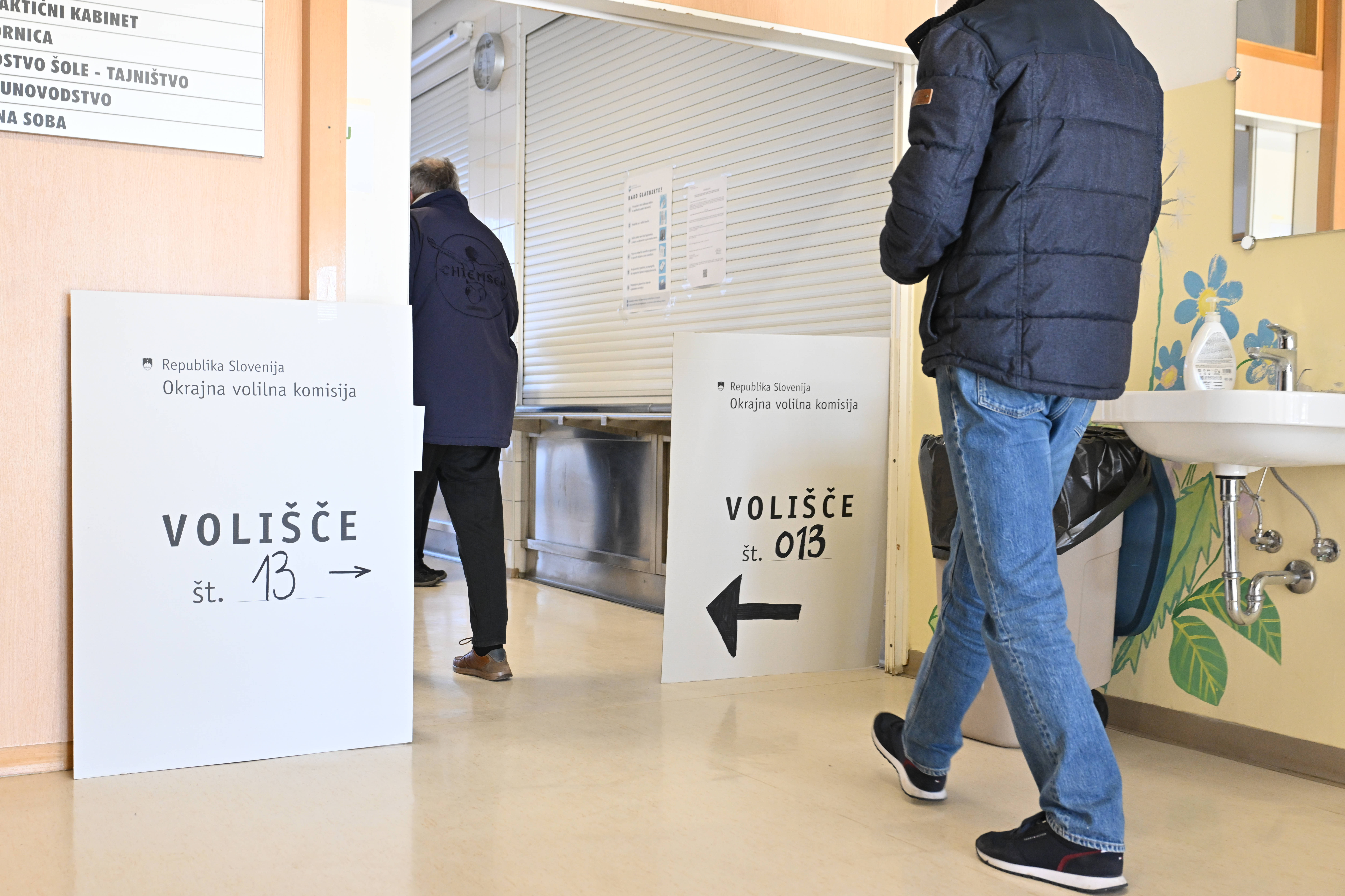 Ljudje oddajajo glas na referendumu o zakonu o pomoči pri prostovoljnem končanju življenja.