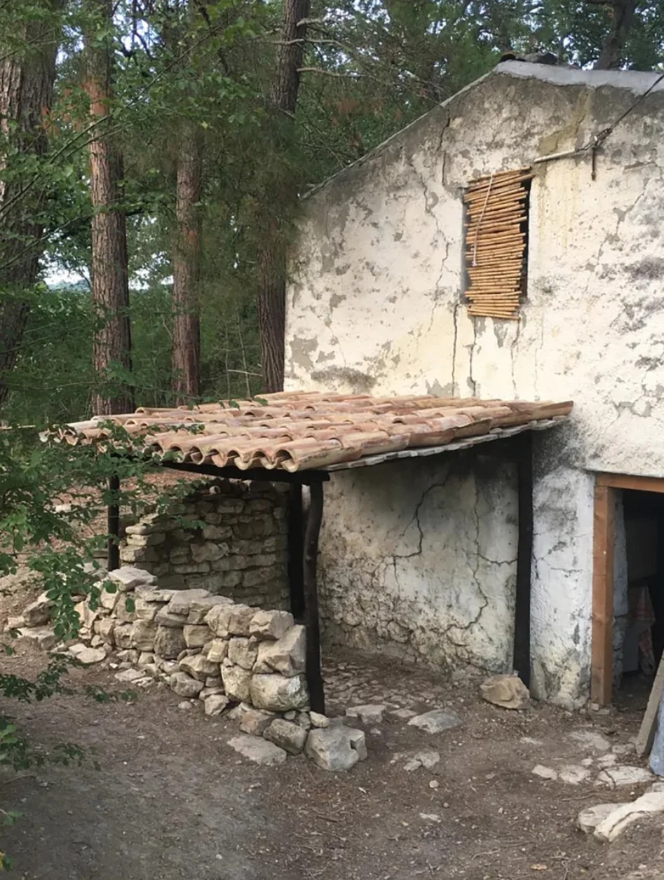 Britansko-avstralska družina več let živela v italijanskem gozdu v Abrucih