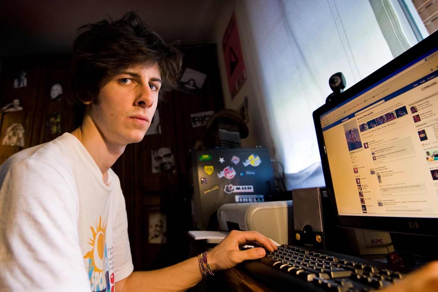 mlajši moški najstnik uporablja Facebook