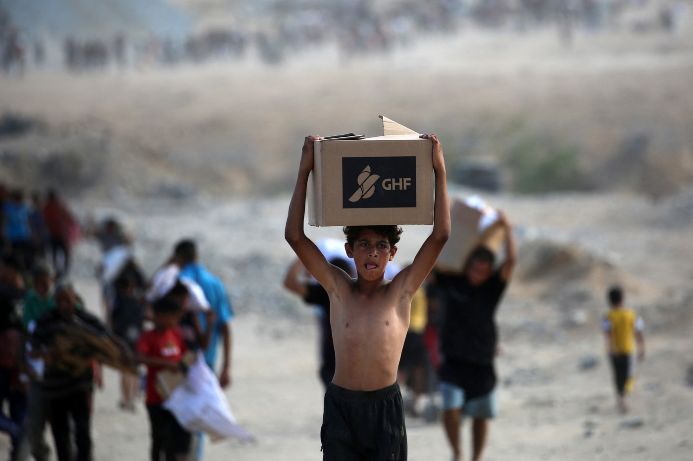 Palestinski otrok v Gazi s paketom pomoči fundacije GHF