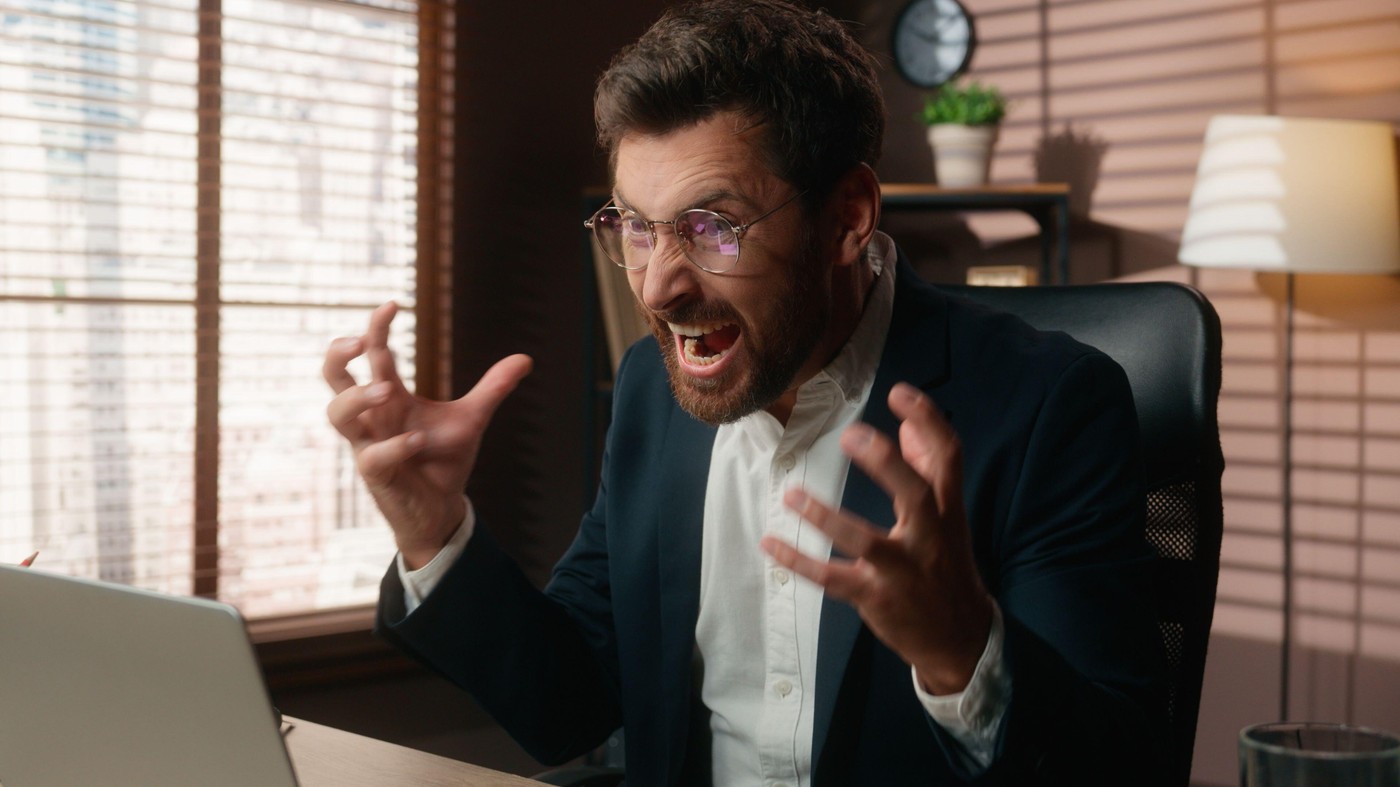 jezen moški ob računalniku