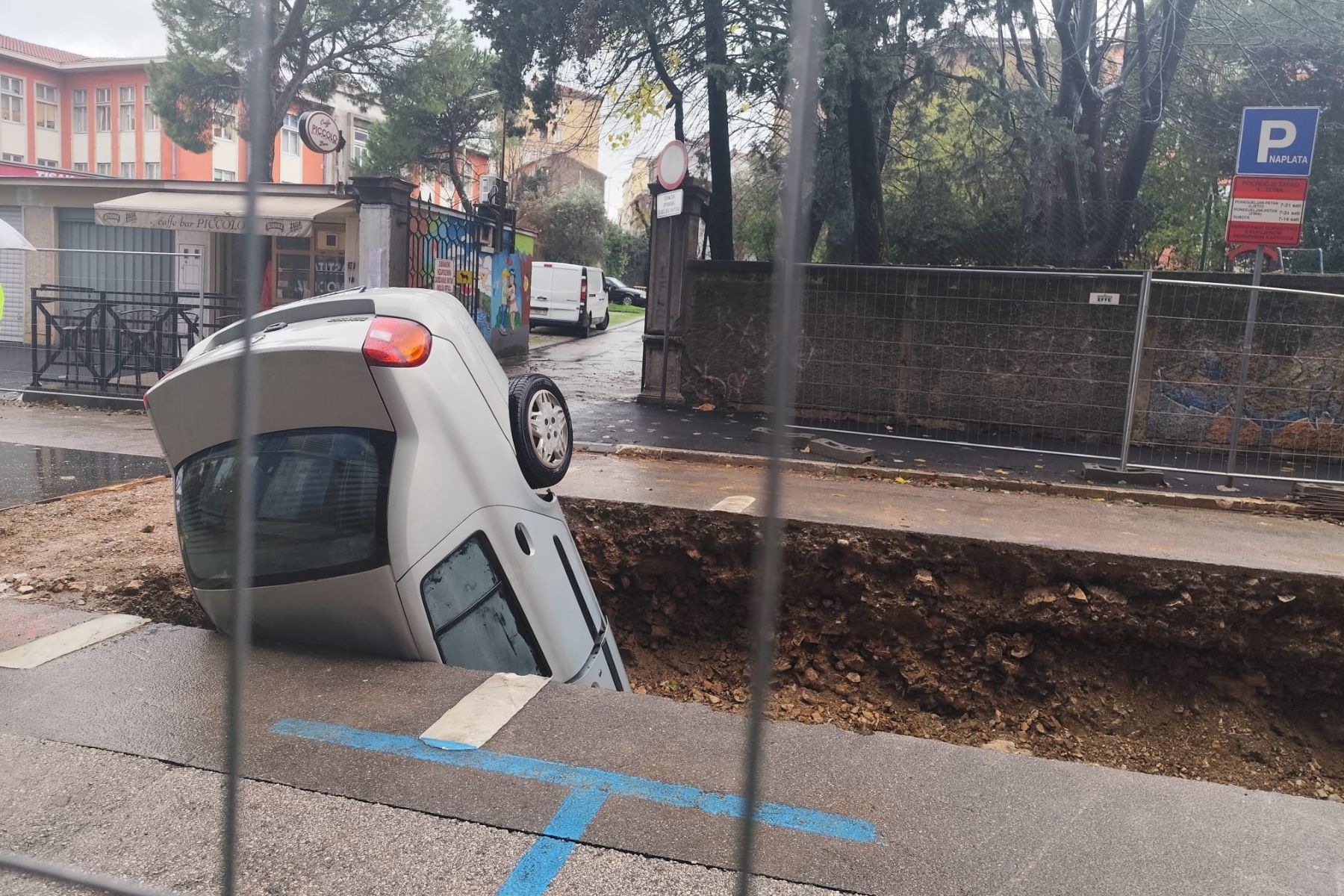 Avto na Hrvaškem je padel v luknjo na gradbenem območju