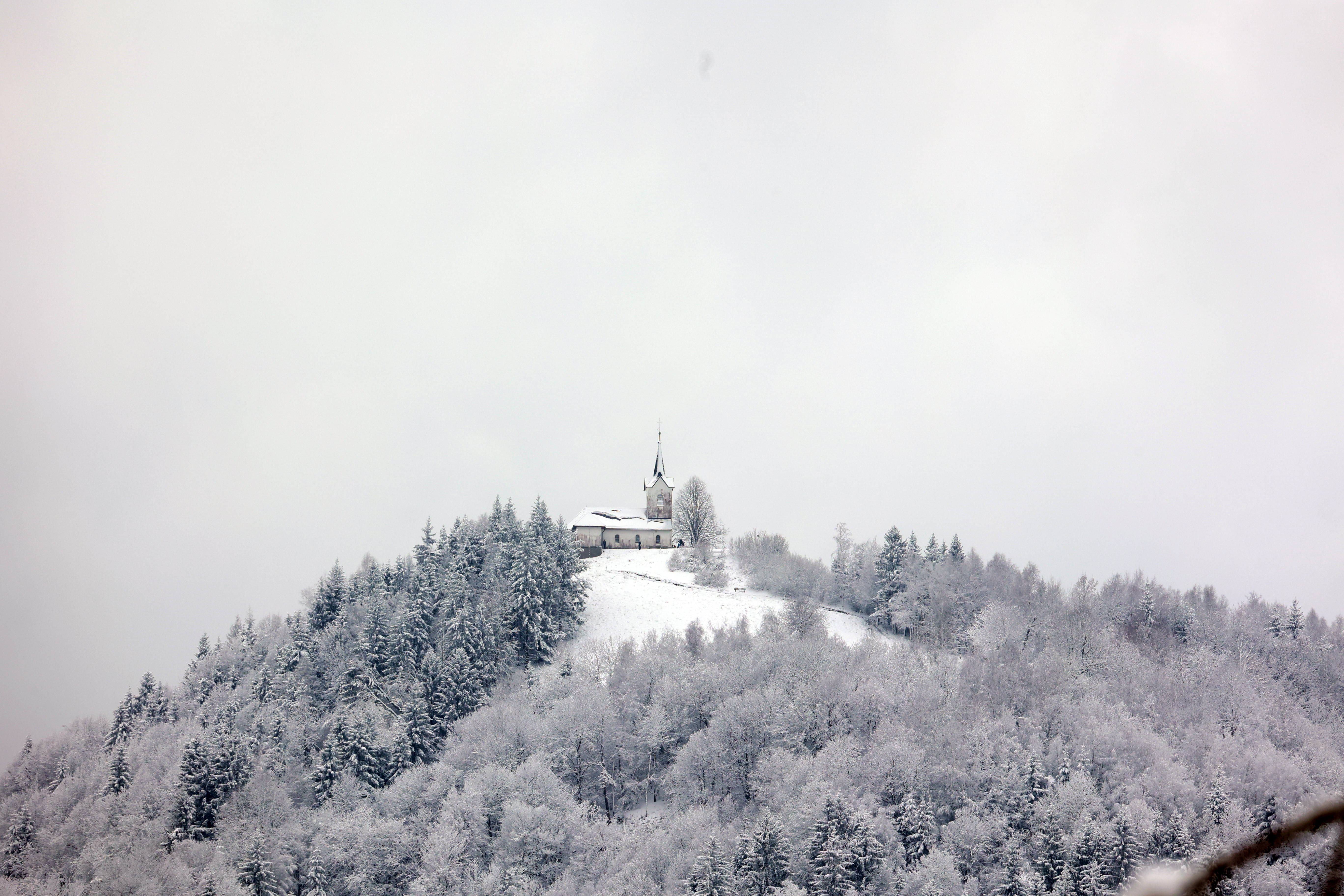 Cerkev na vrhu zasneženega hriba