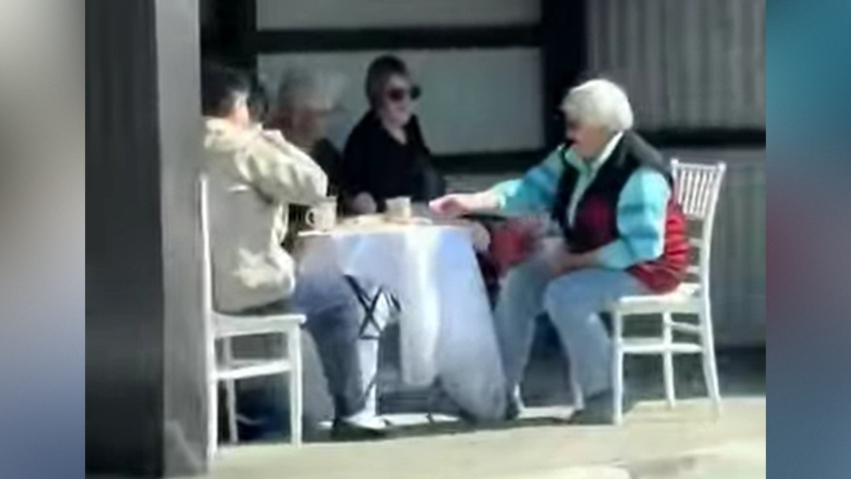 Ženske iz Bosne in Hercegovine kofetkajo v obcestni avtobusni postaji