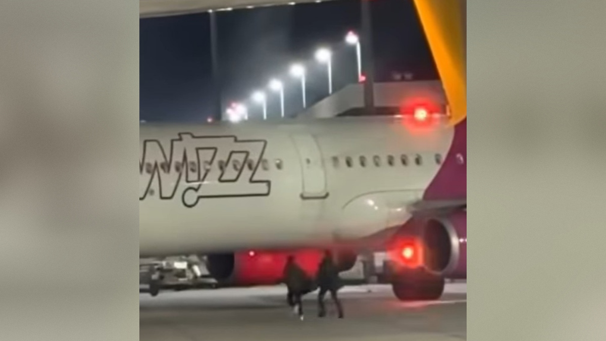 potnika zamudnika poskušata ustaviti letalo Wizz Air na stezi letališča Köln/Bonn