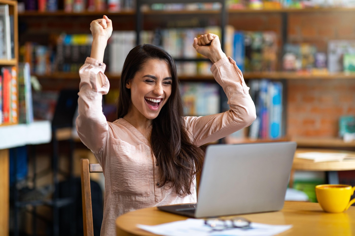 Ženska, ki ima srečen dan