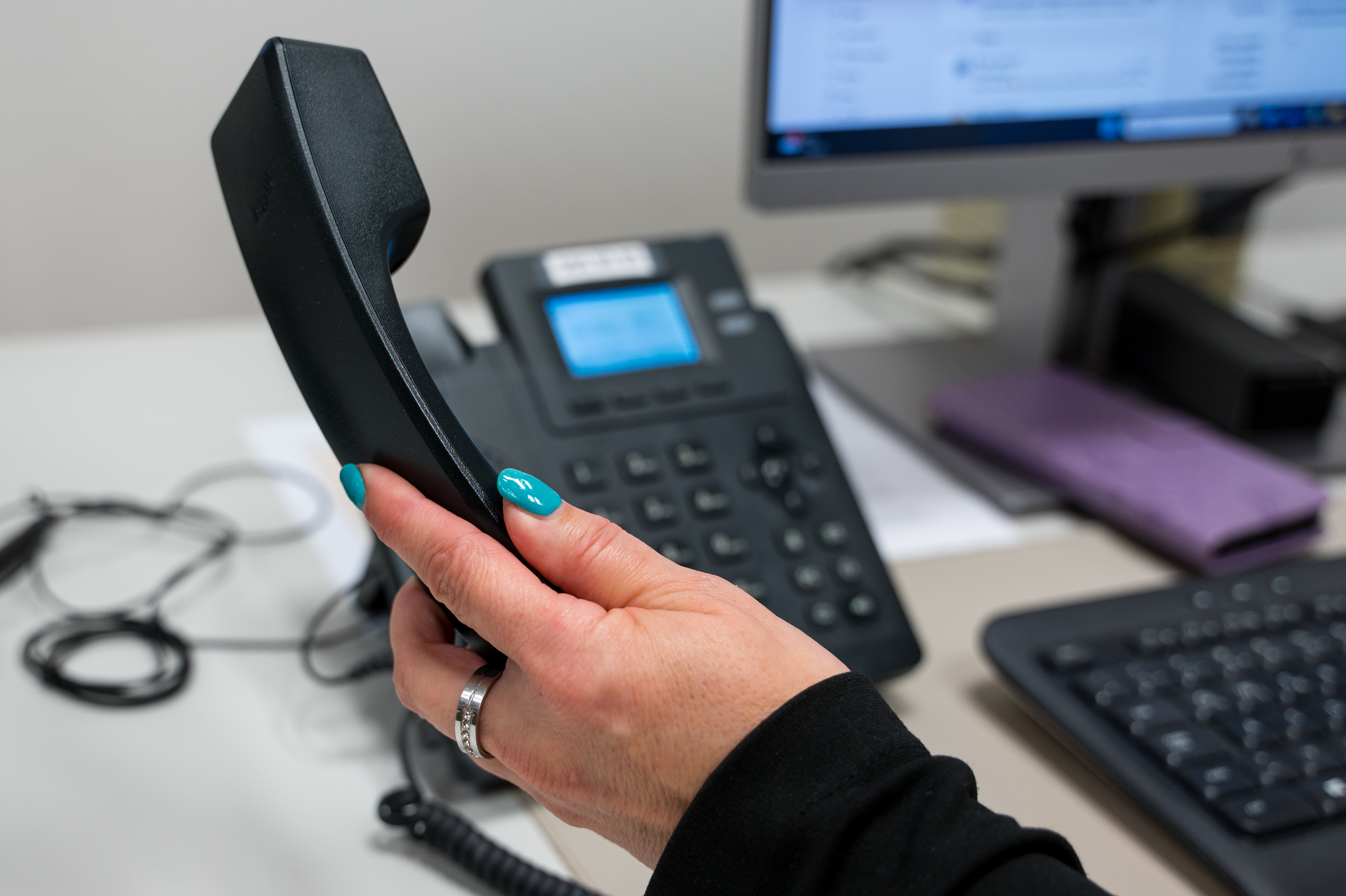 roka drži telefonsko slušalko