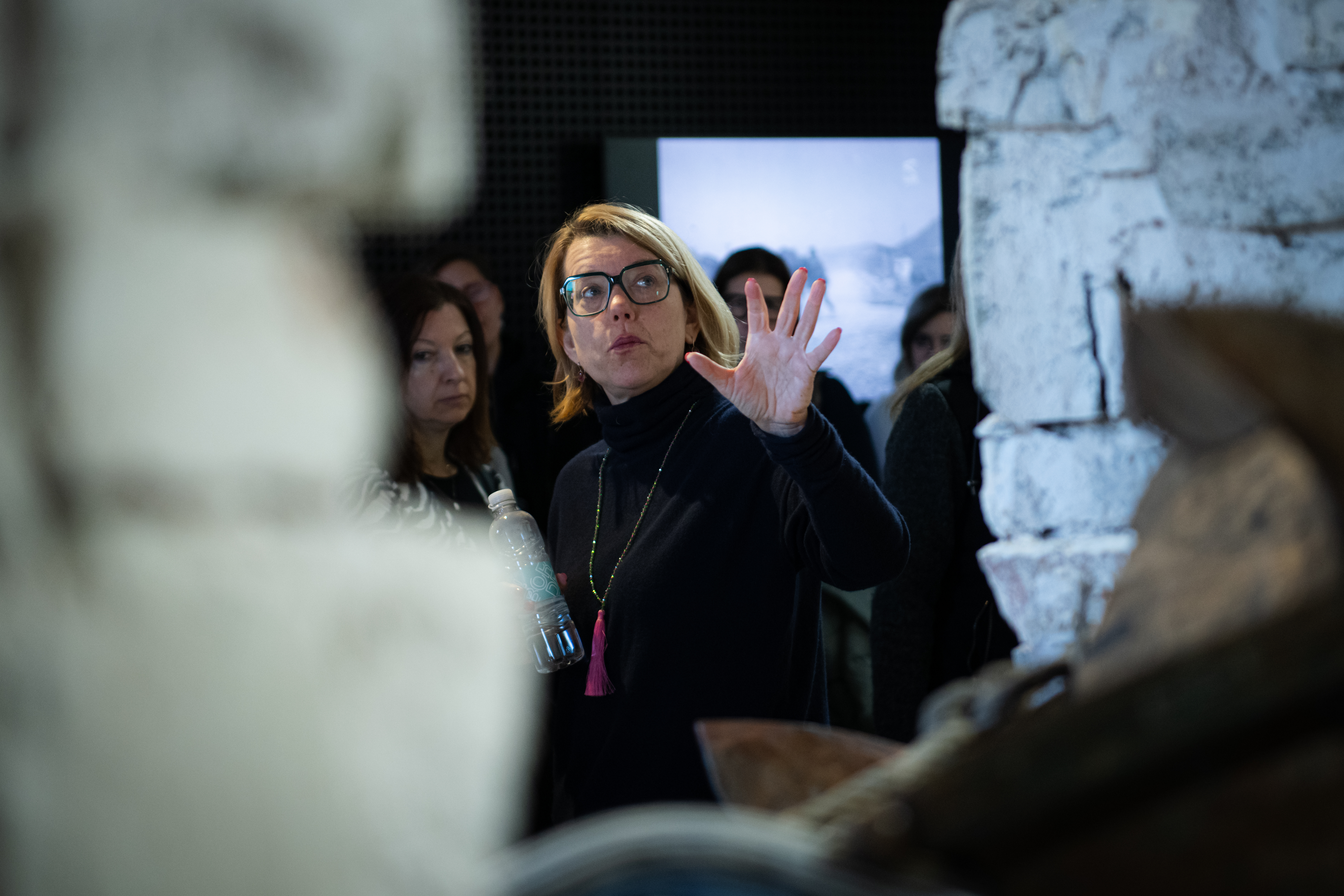 Kaja Širok med vodstvom po razstavi