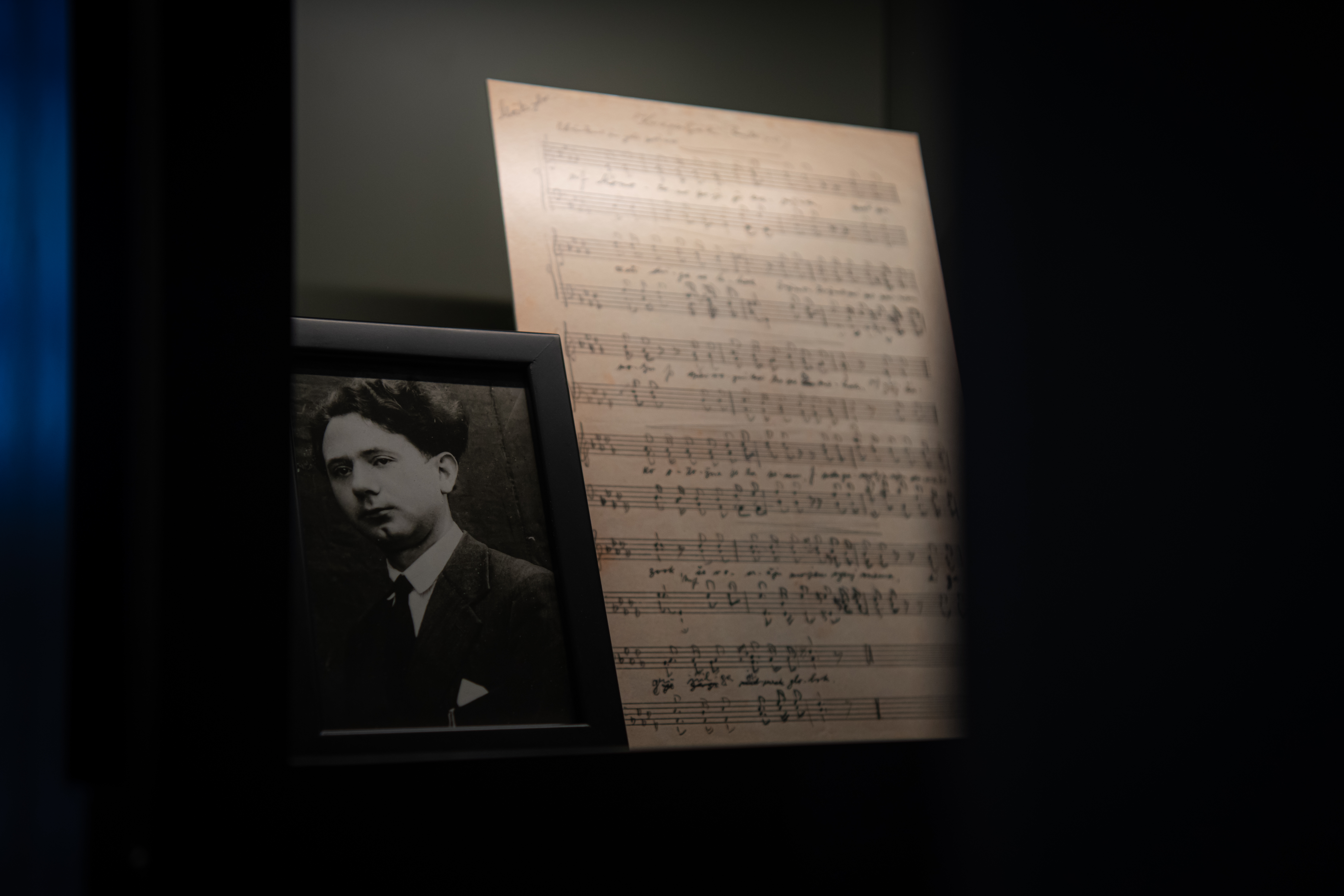 Fotografija Lojzeta Bratuža in partitura pesmi Kraguljčki