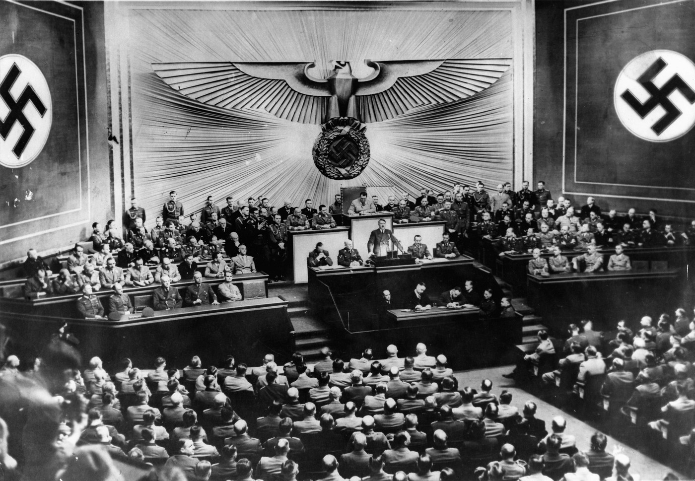 Adolf Hitler v Reichstagu, parlamentu v Berlinu leta 1938