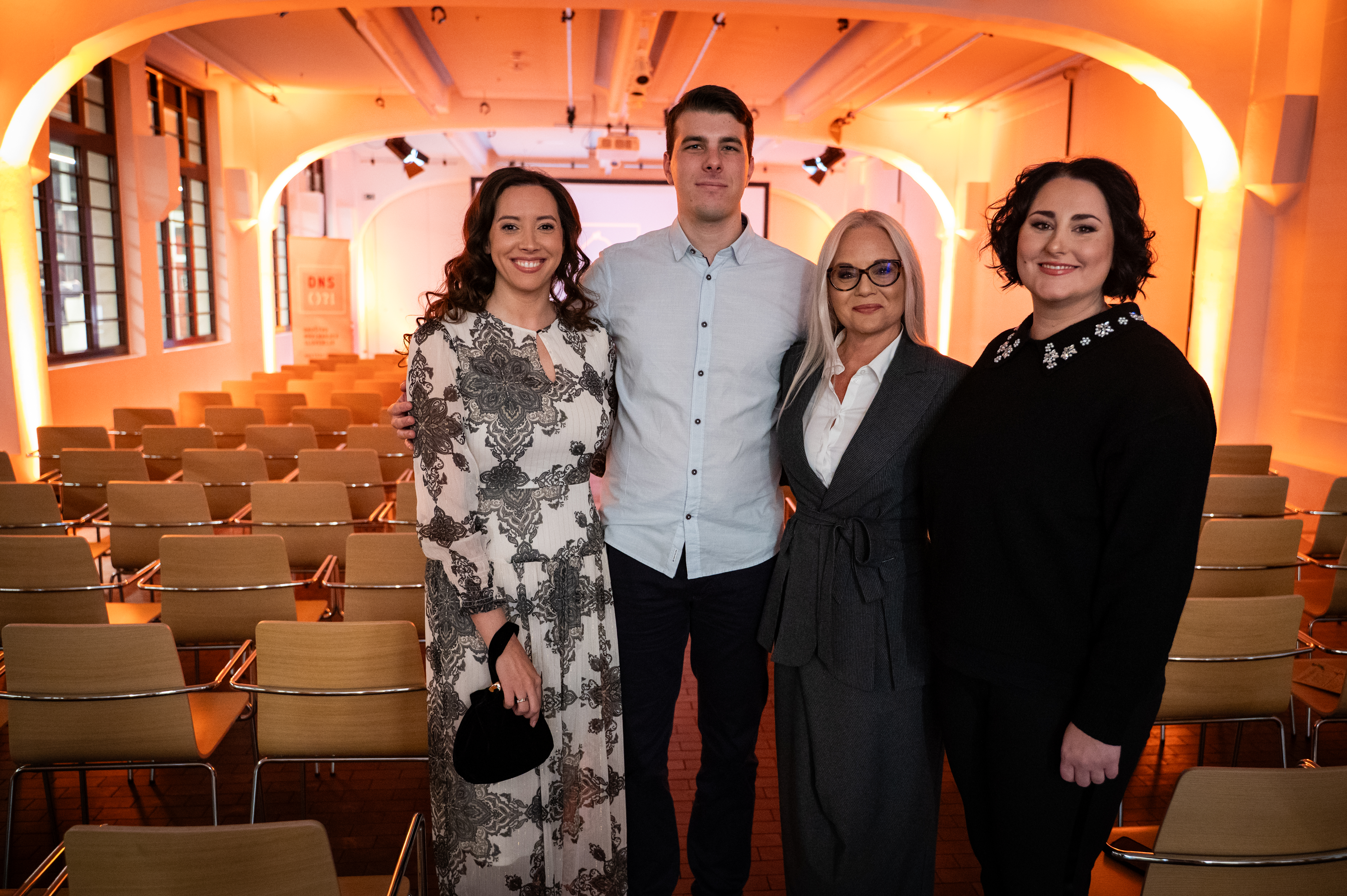 Urednica in vodja deska N1 Neda Došenović, nagrajeni novinar N1 Jakob Murovec, direktorica in odgovorna urednica N1 Katja Šeruga in novinarka N1 Irma Musić.