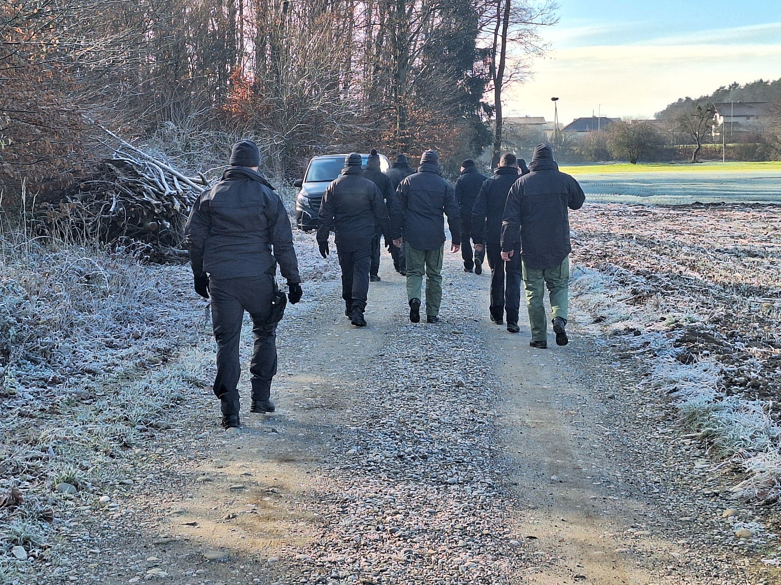 policisti v gozdu iščejo pogrešano žensko