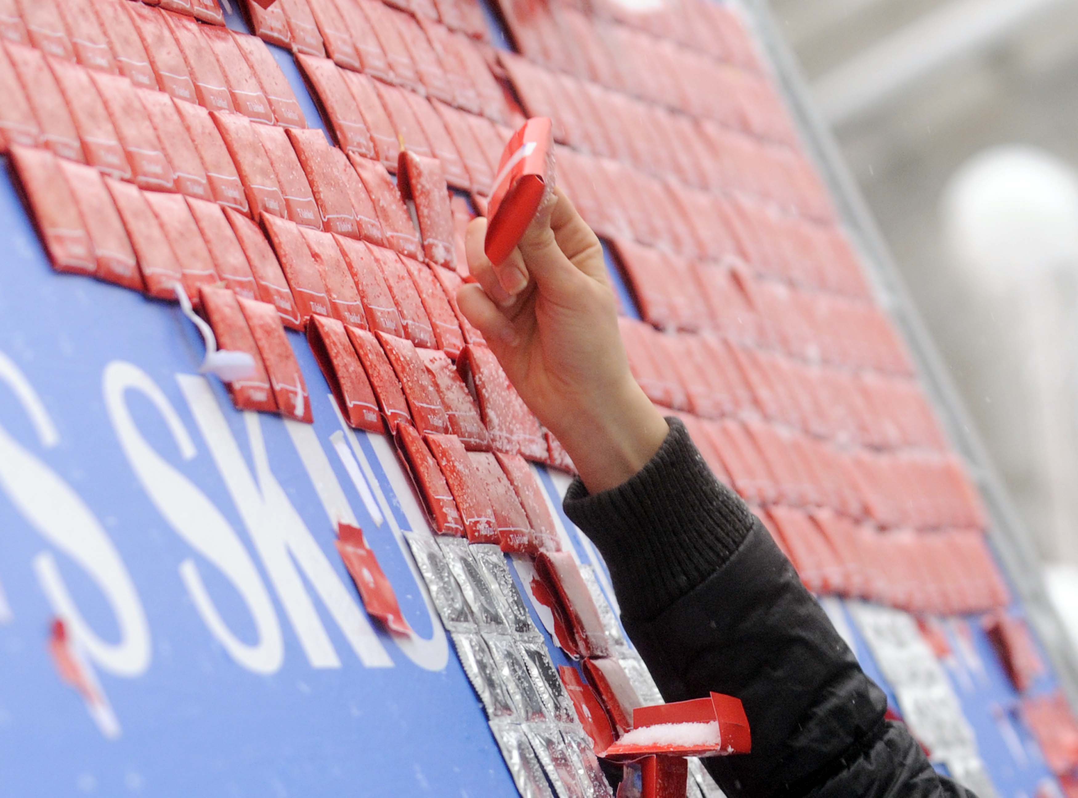 Slovenija, Ljubljana, 01.12.2010, 01. December 2010Mladi jemljejo kondome z reklamnega panoja v okviru nacionalne kampanje HIV/aids z naslovom Prenasaj sporocilo, ne virusa!Foto: Bor Slana/Bobo