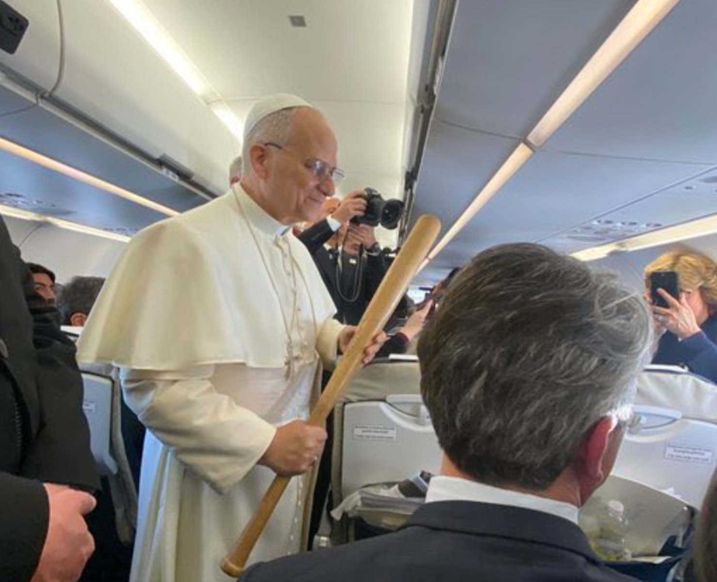 Papež Leon XIV. z bejzbolskim kijem