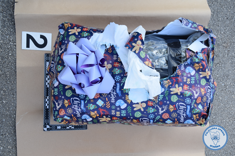 Hrvaški policisti so prijeli 20-letnega Slovenca, ki je v prtljažniku avtomobila skrival marihuano