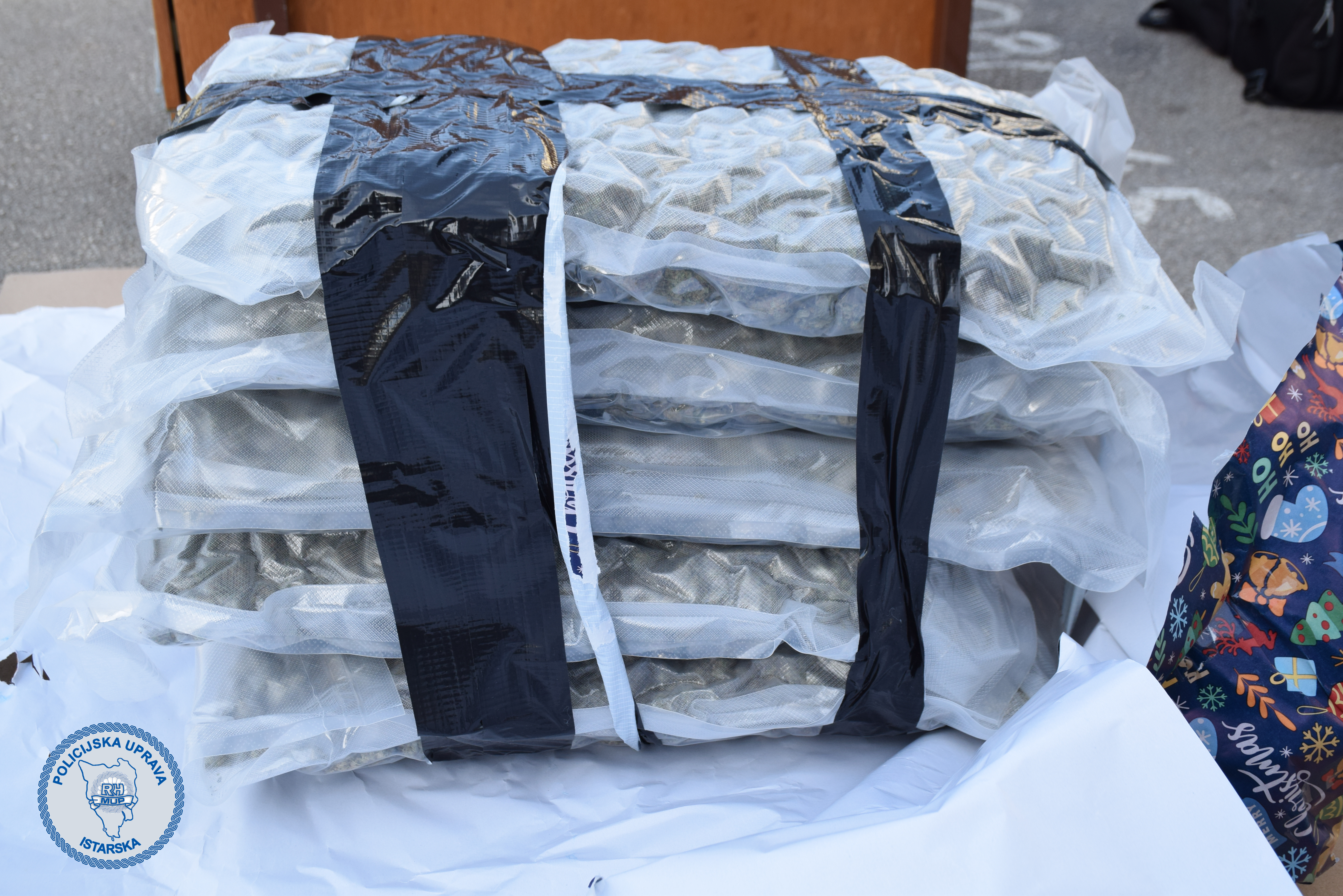 Hrvaški policisti so prijeli 20-letnega Slovenca, ki je v prtljažniku avtomobila skrival marihuano