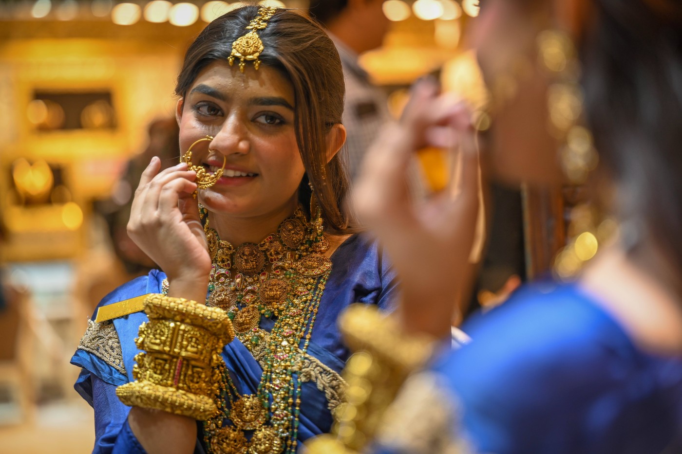 Indijka z zlatim nakitom