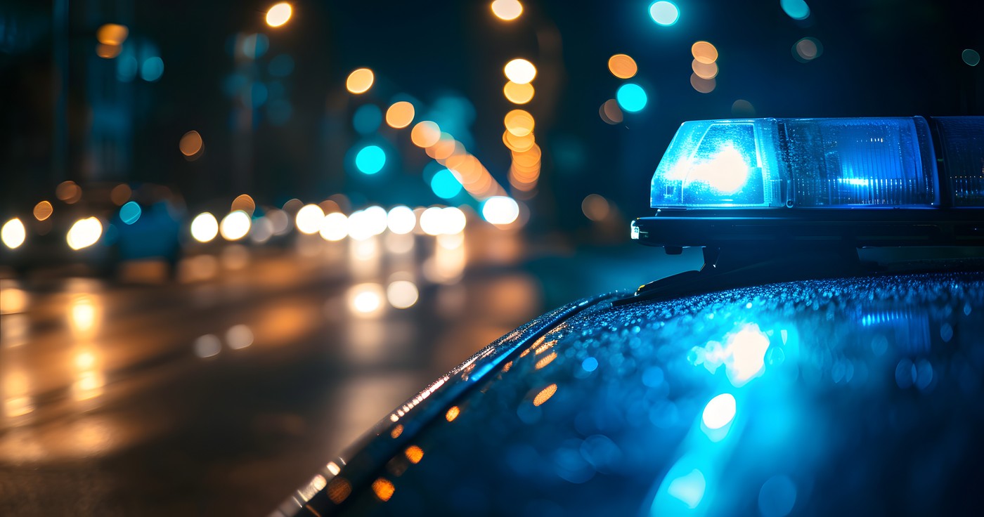 luči policijskega avtomobila v mestu