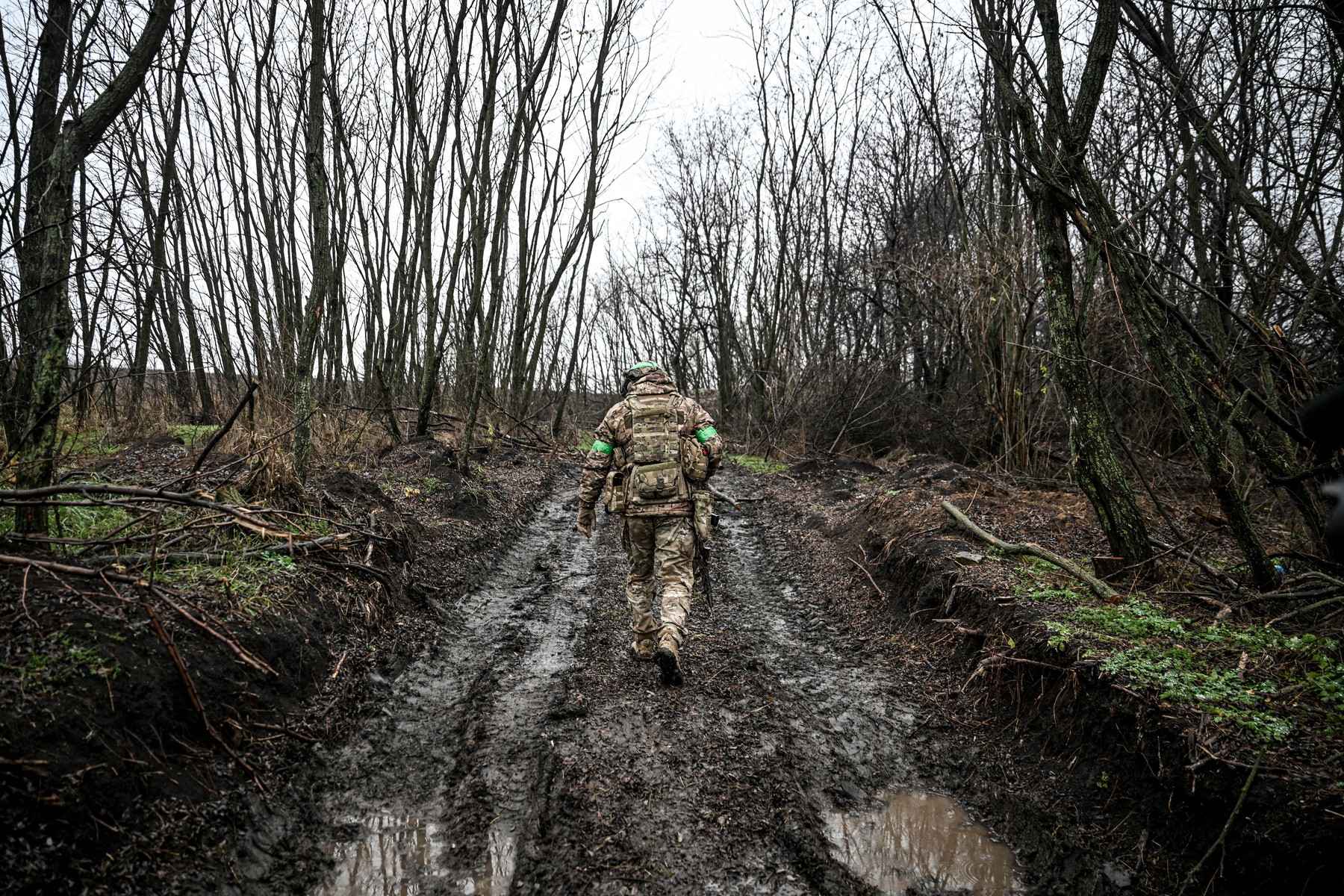 Ruski vojak na poti v Pokrovsk