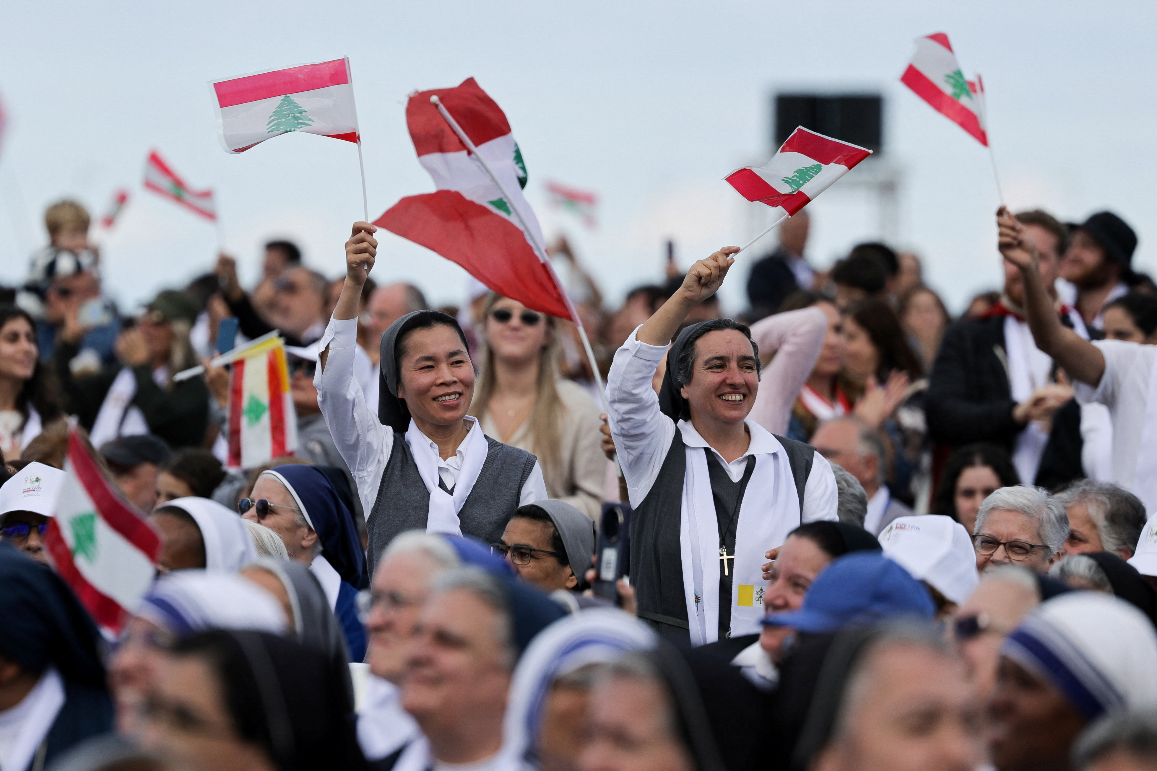 Množica ljudi v Libanonu ob obisku papeža Leona XIV.