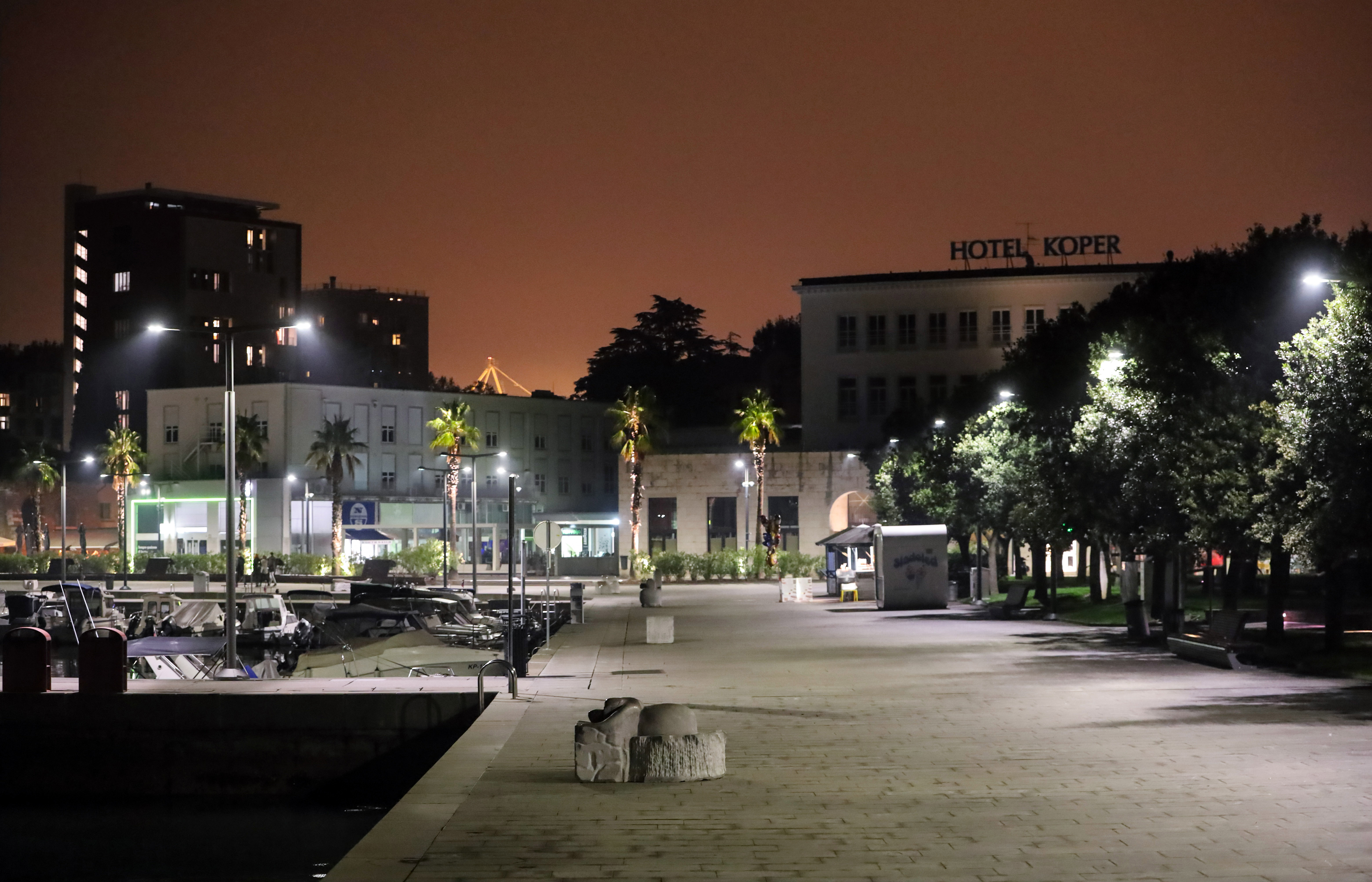 Slovenija ,Koper  23.10.2020, 23.oktober 2020Policijska ura, prepoved gibanja 21h do 6h. koronavirus ,covid 19 , policija,ljudje Foto:BOBO